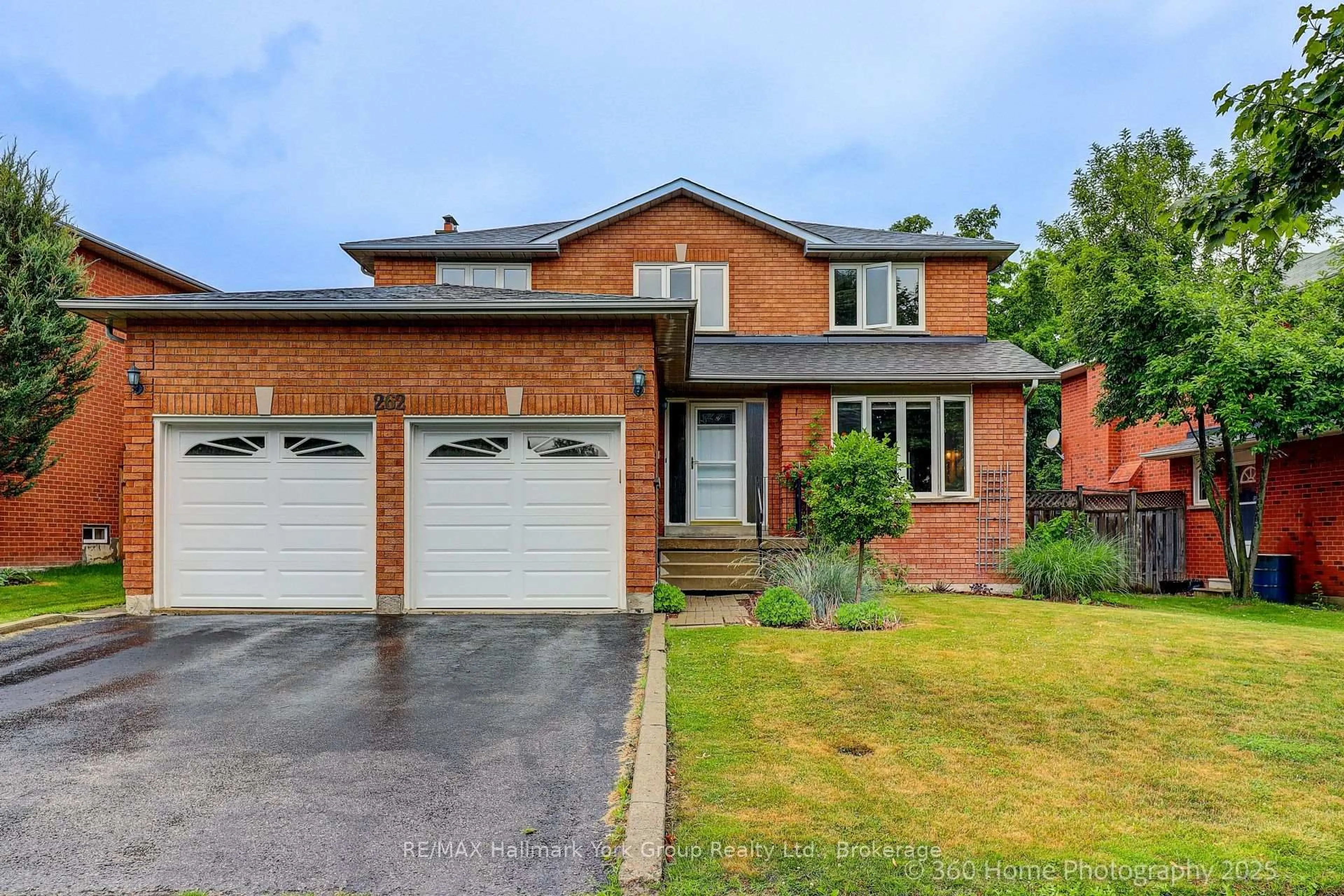 Home with brick exterior material, street for 262 Savage Rd, Newmarket Ontario L3X 1S1