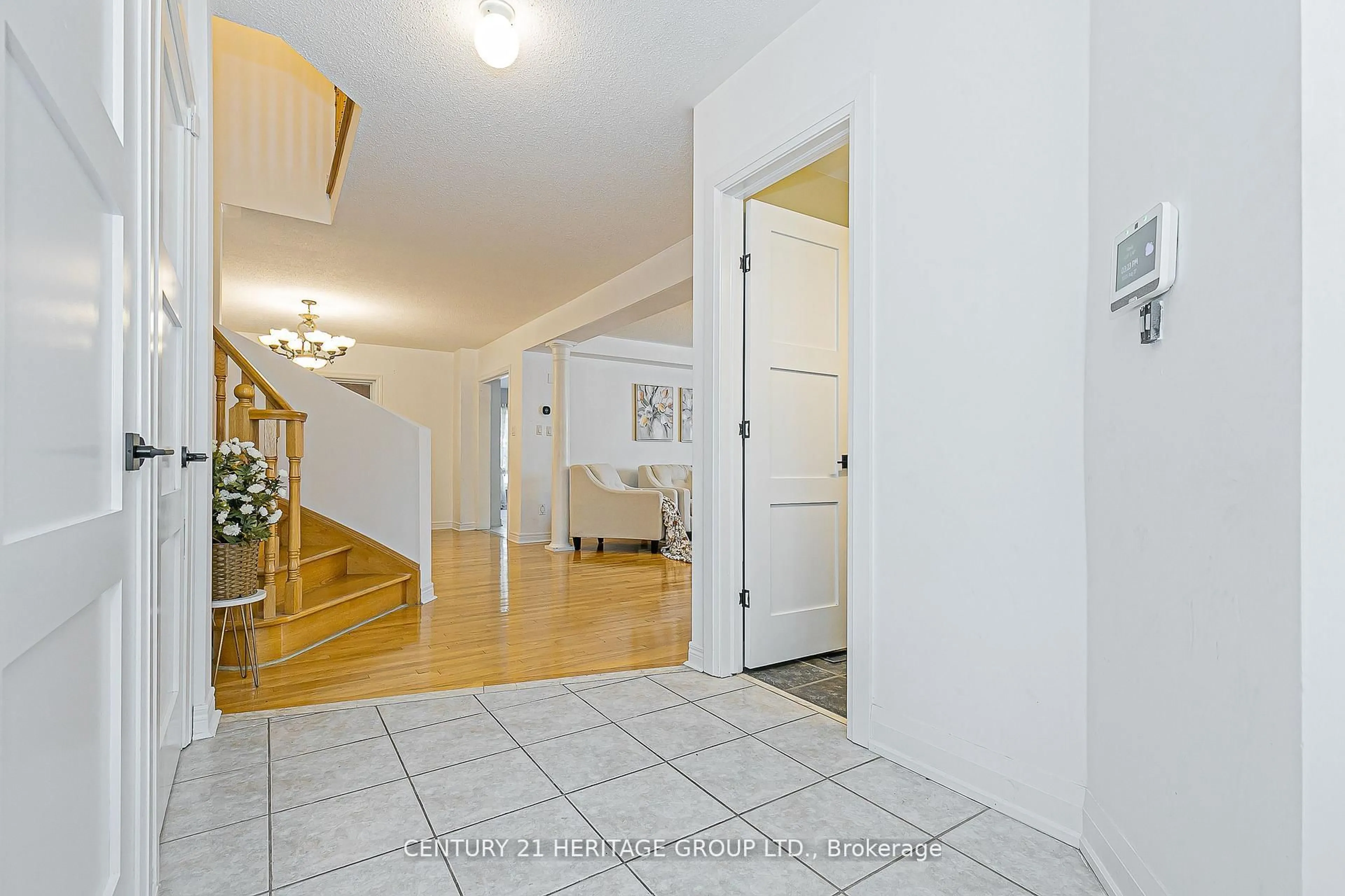 Indoor entryway for 29 Eminence Rd, Vaughan Ontario L4K 5K1