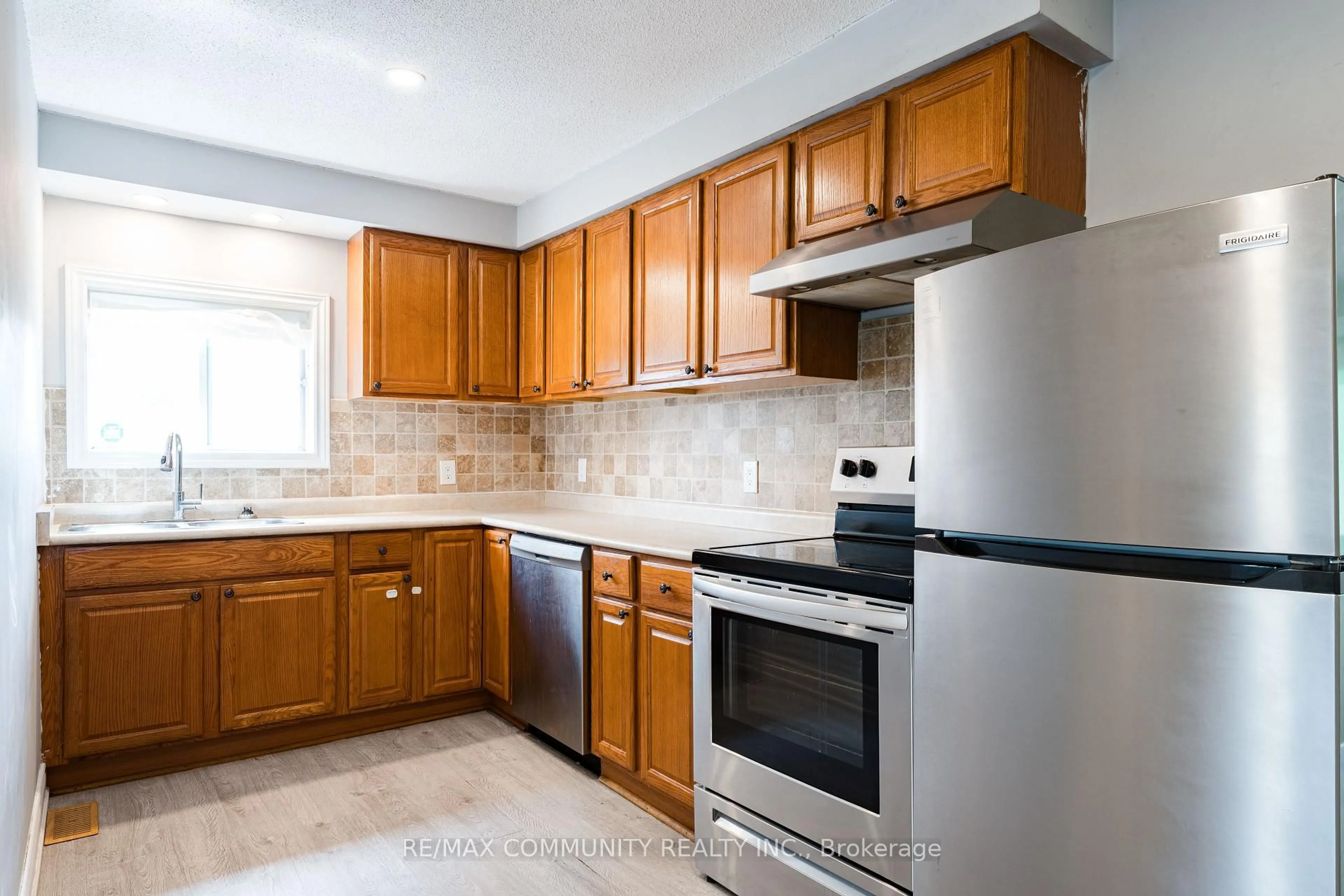 Standard kitchen, ceramic/tile floor for 306 Kenwood Ave, Georgina Ontario L4P 2X5