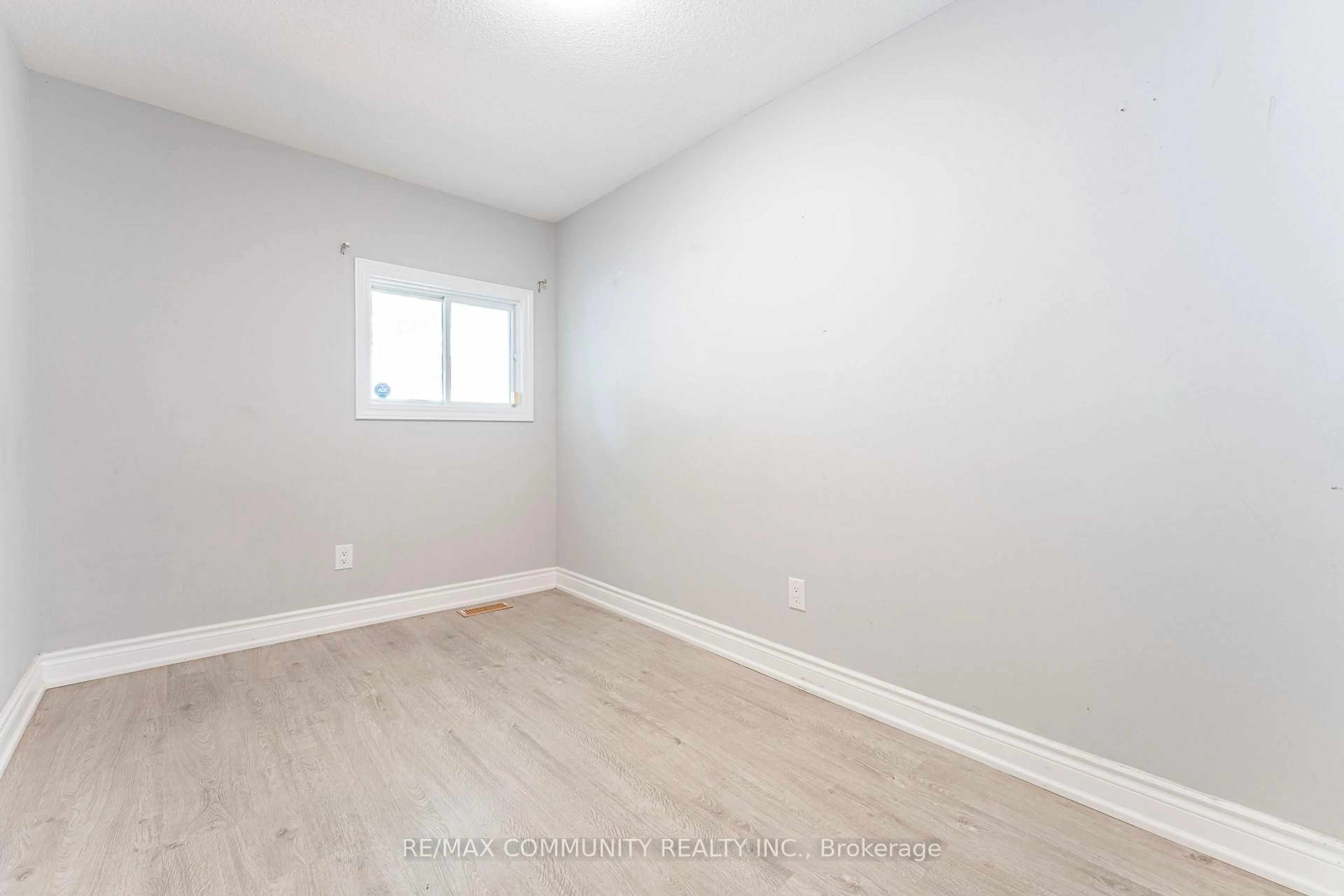 A pic of a room for 306 Kenwood Ave, Georgina Ontario L4P 2X5