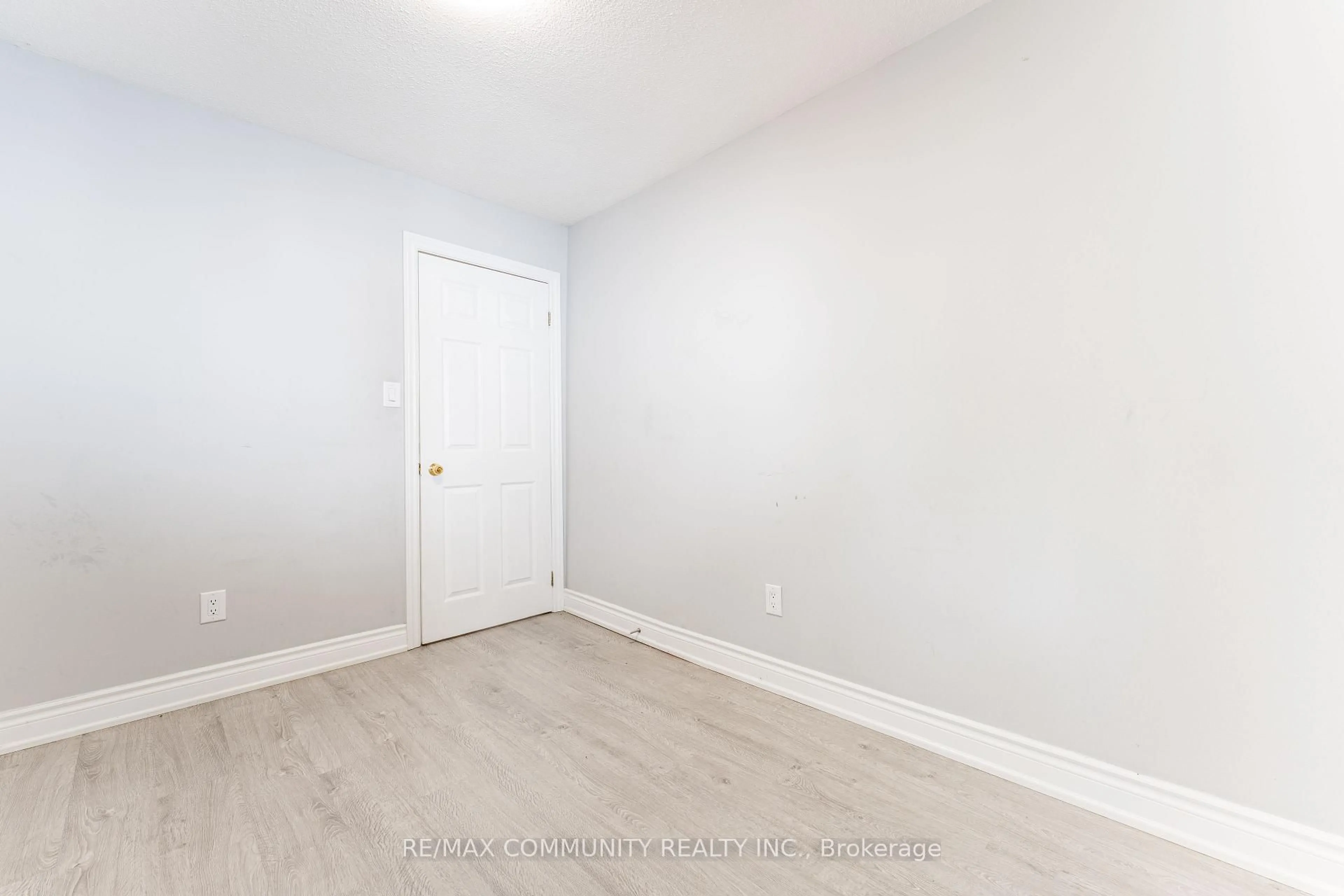 A pic of a room for 306 Kenwood Ave, Georgina Ontario L4P 2X5