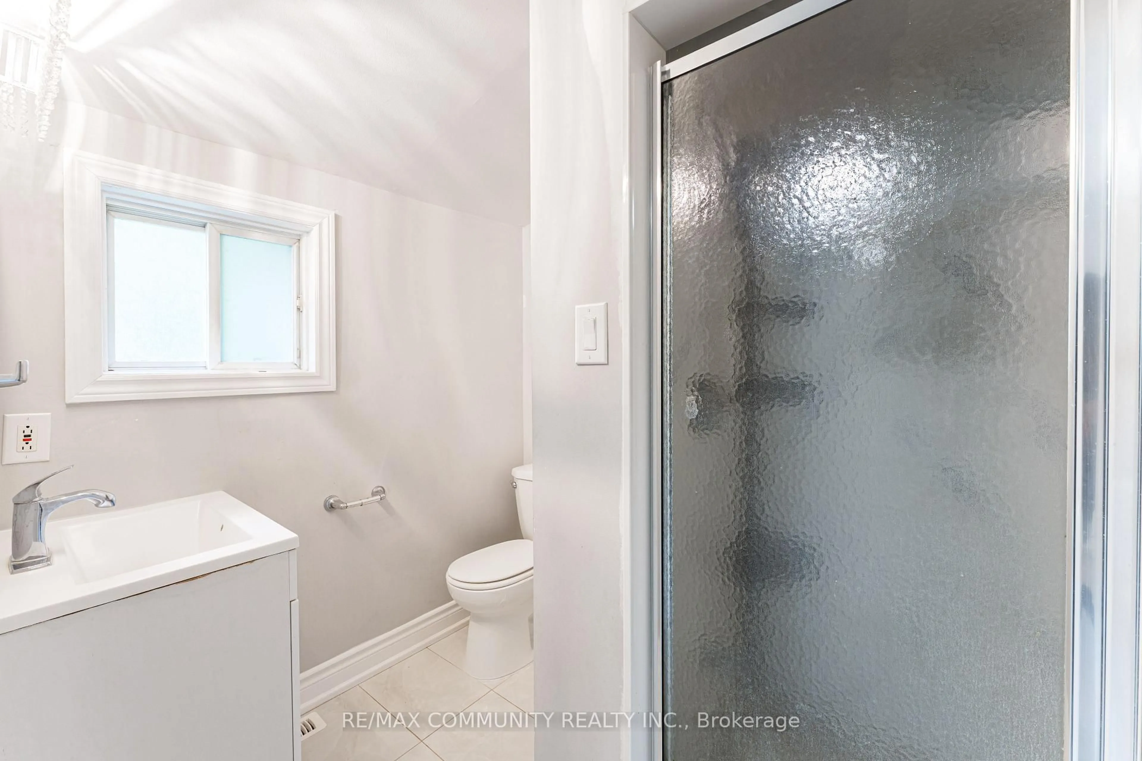 Standard bathroom, unknown for 306 Kenwood Ave, Georgina Ontario L4P 2X5