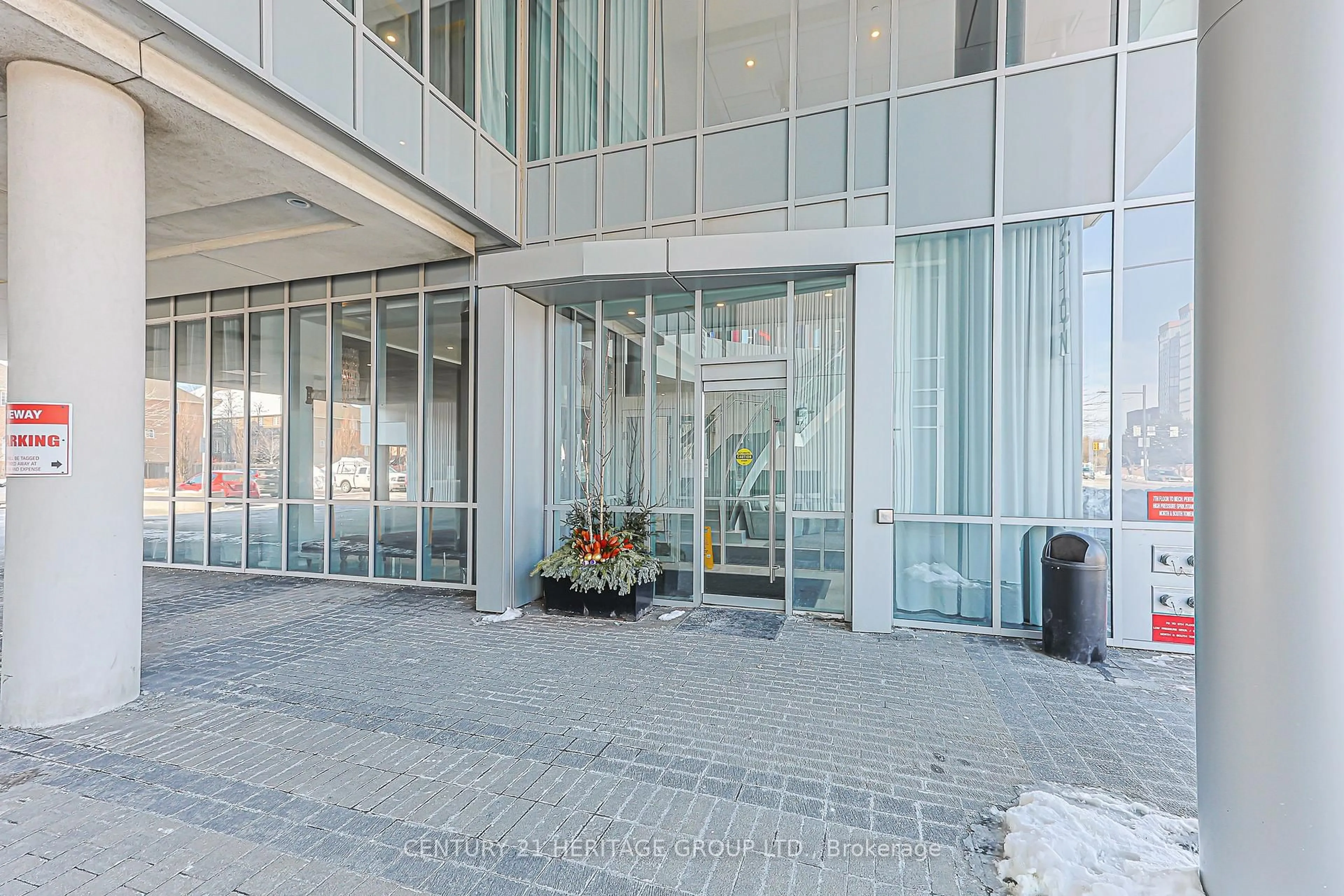Indoor foyer for 9471 Yonge St #620, Richmond Hill Ontario L4C 0Z5