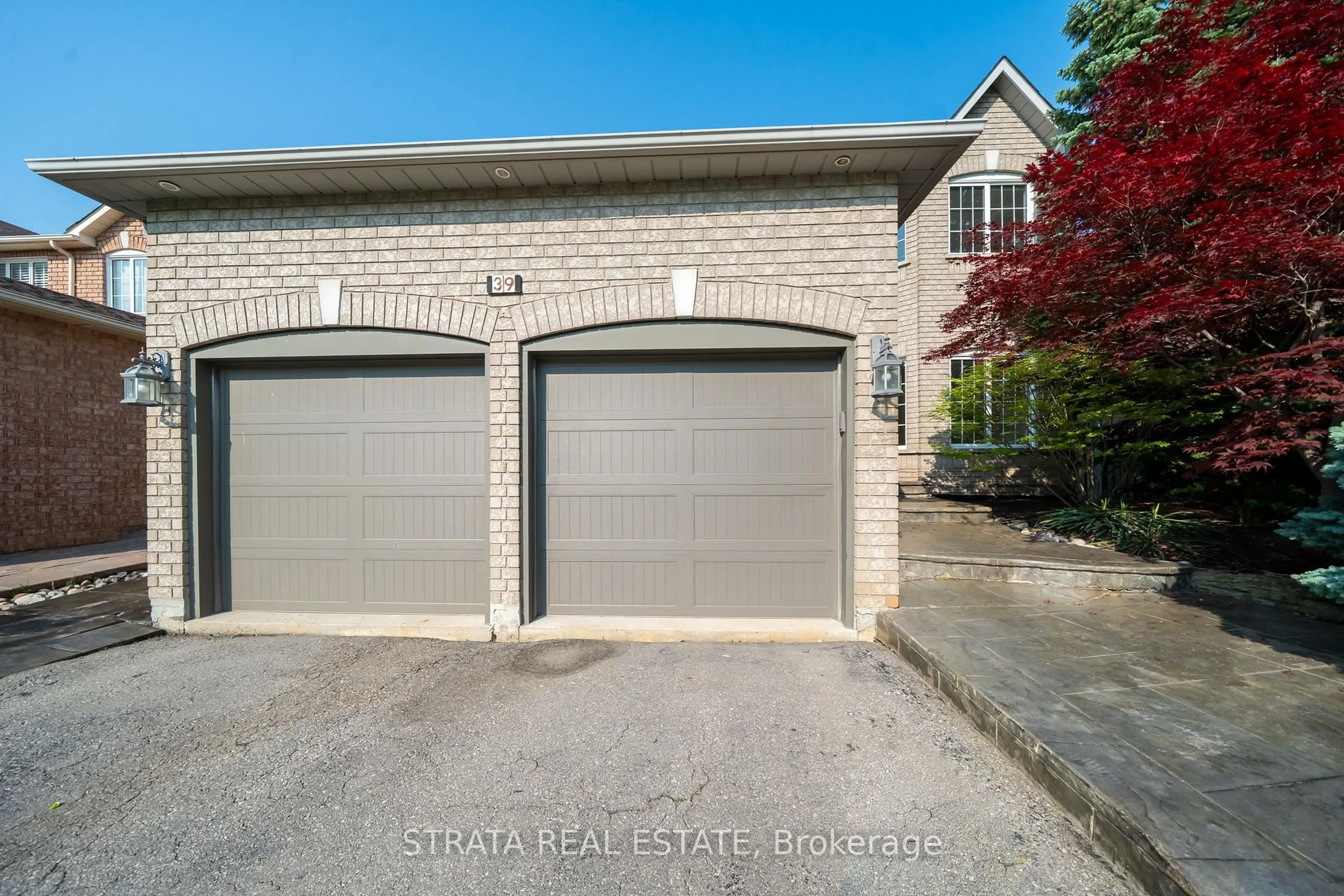 Indoor garage for 39 Dunblane Ave, Vaughan Ontario L6A 2N9