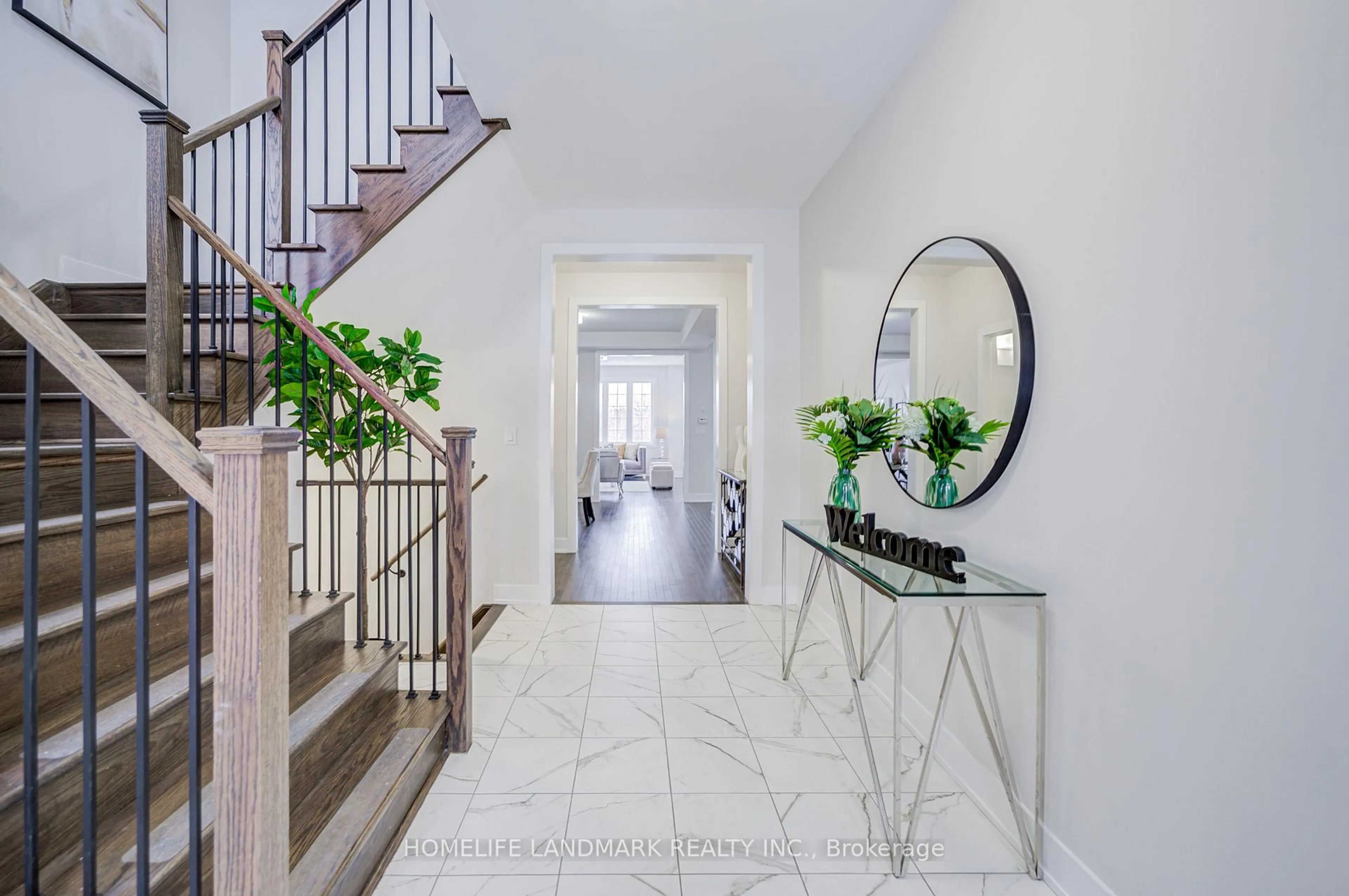 Indoor entryway for 46 Marlene Johnston Dr, East Gwillimbury Ontario L9N 0V1