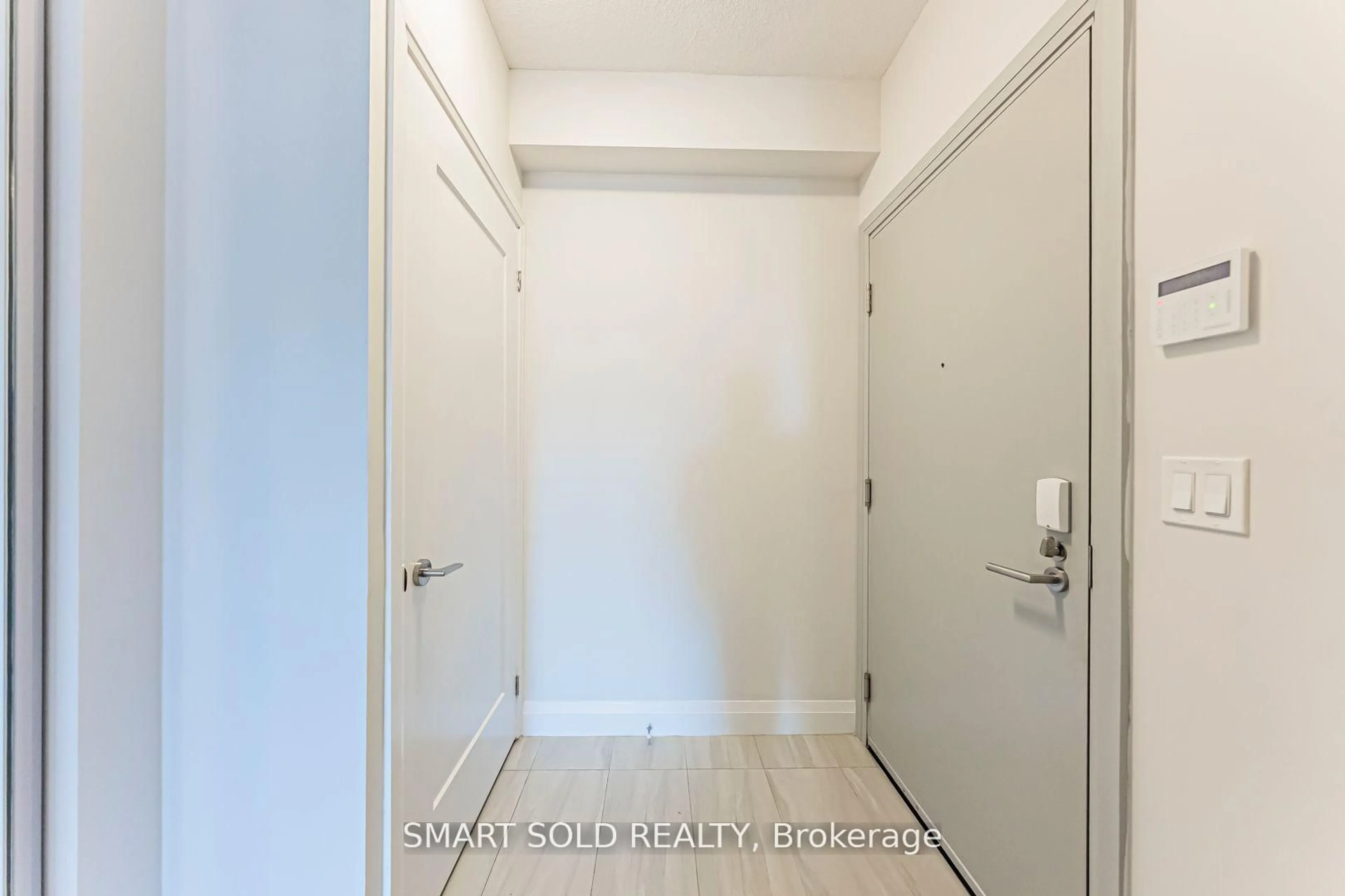 Indoor entryway for 398 Highway 7 #1012, Richmond Hill Ontario L4B 0G6