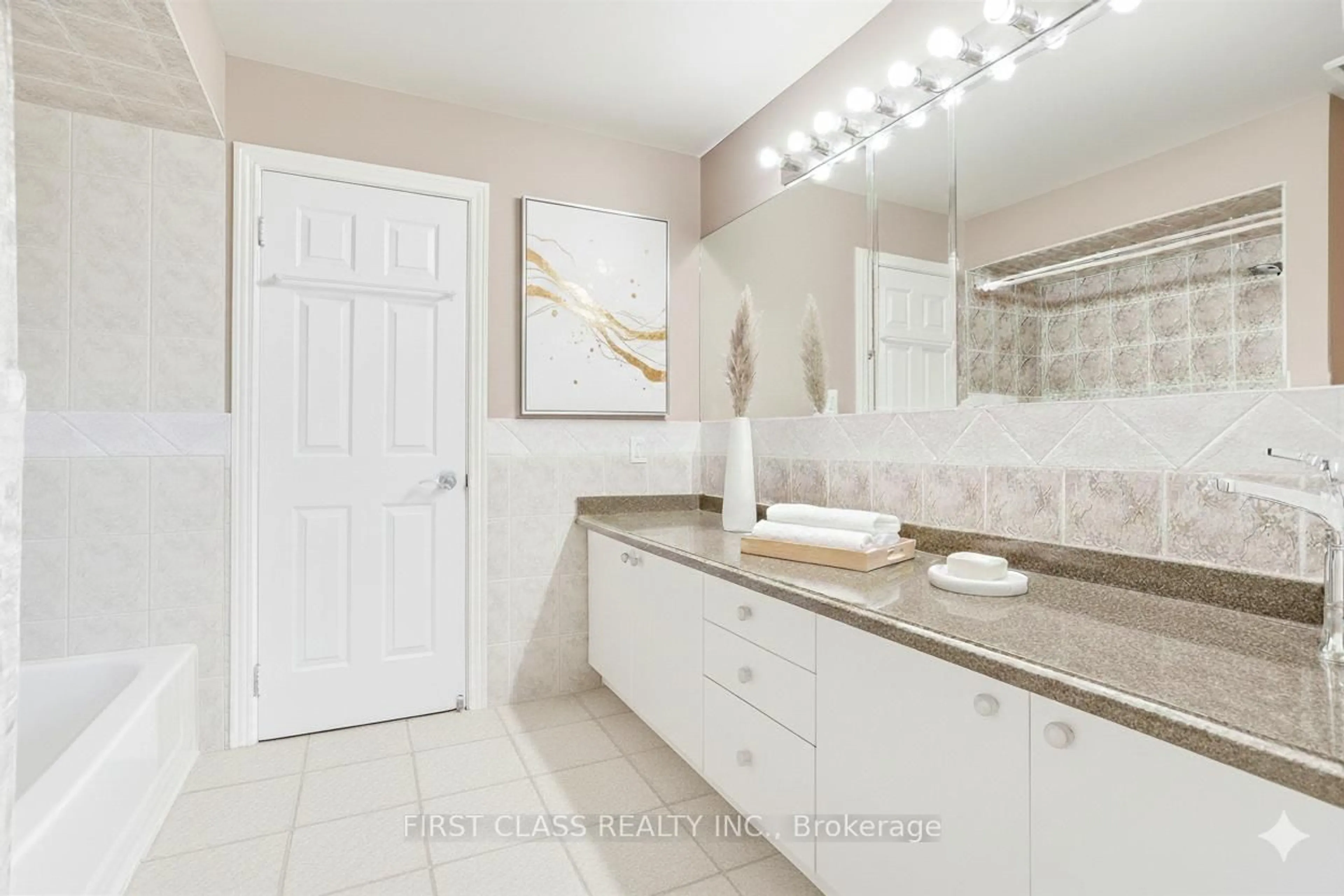 Contemporary bathroom, ceramic/tile floor for 333 Weldrick Rd, Richmond Hill Ontario L4C 8L6