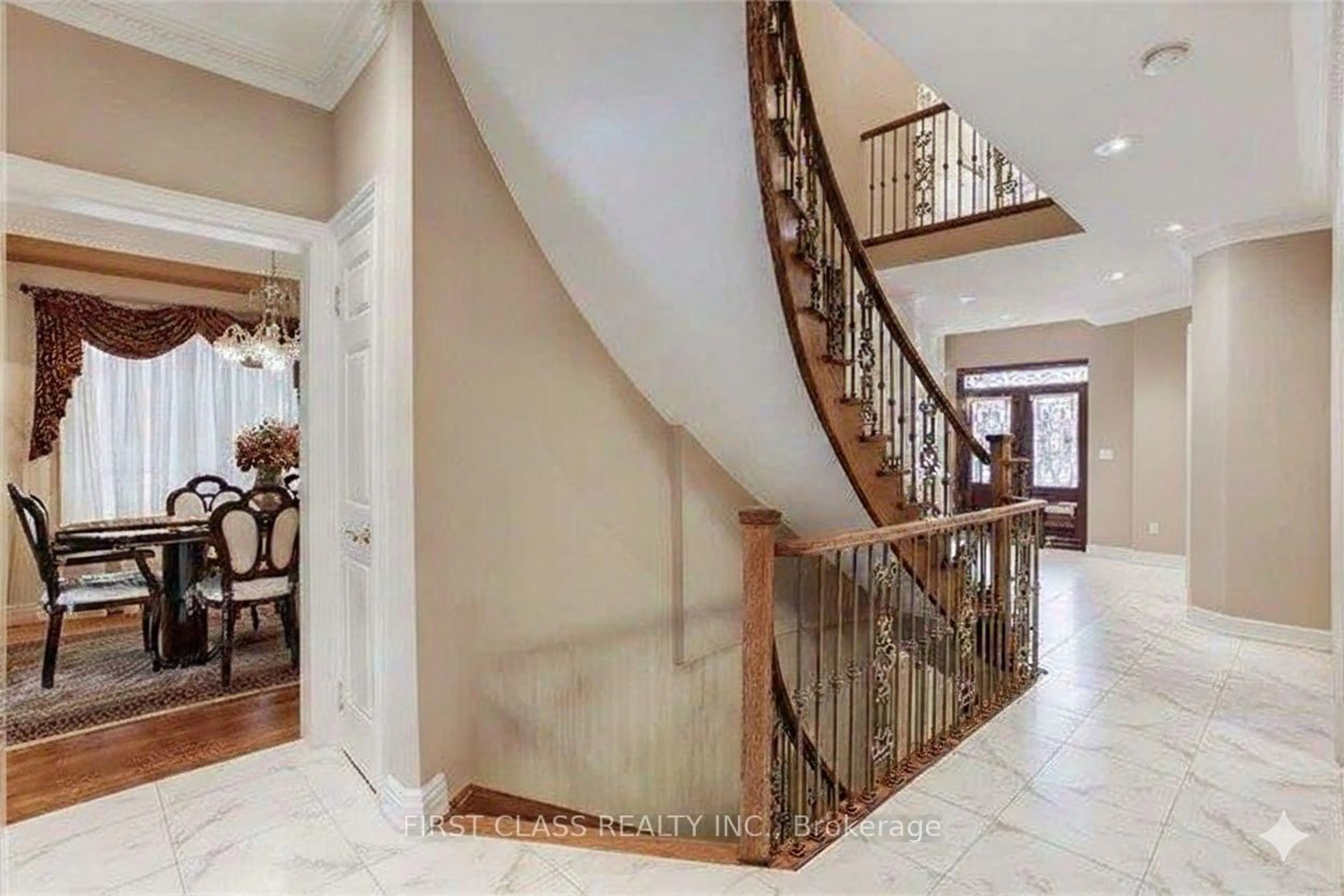 Indoor foyer for 333 Weldrick Rd, Richmond Hill Ontario L4C 8L6