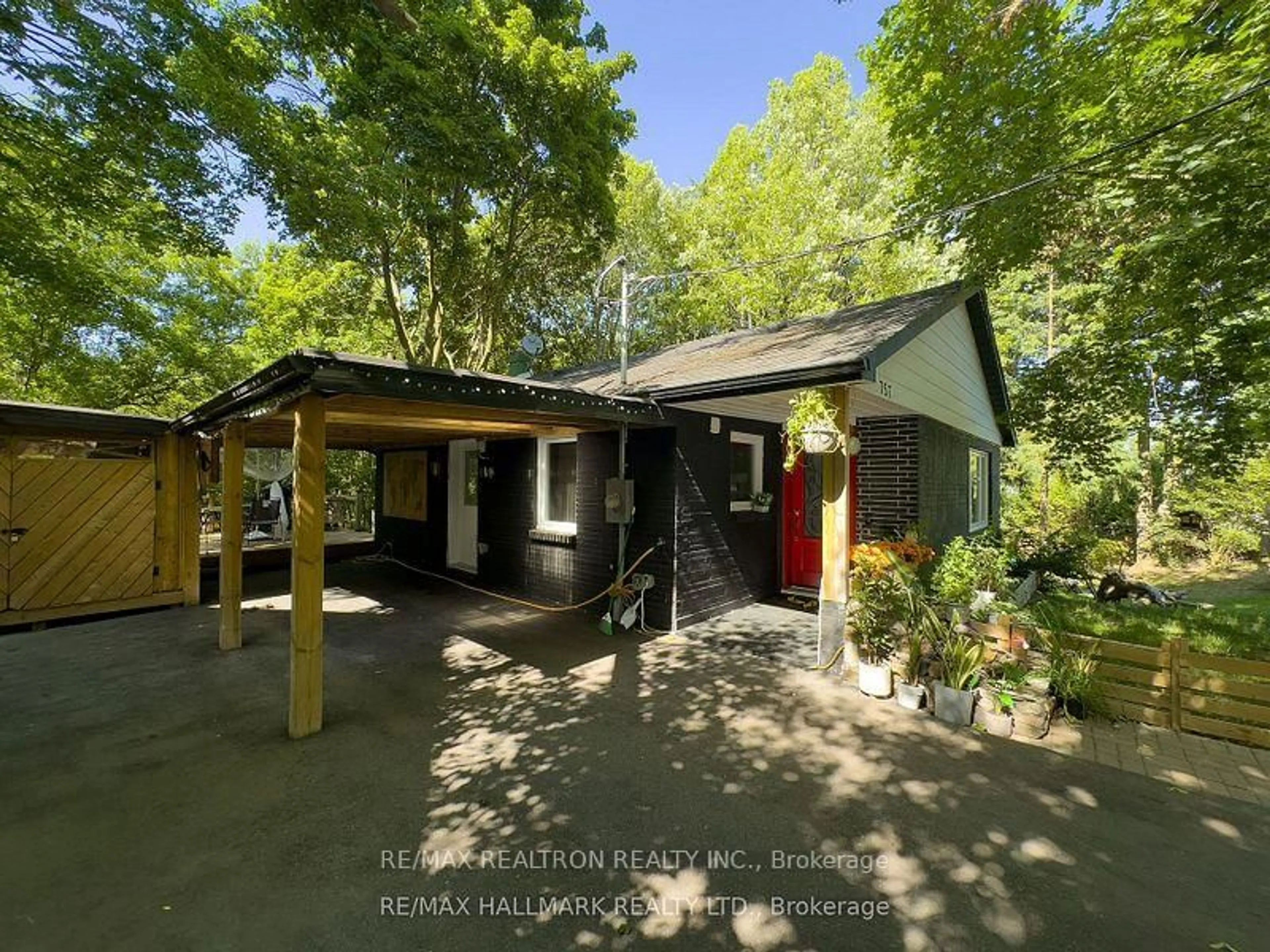 A pic from outside/outdoor area/front of a property/back of a property/a pic from drone, unknown for 757 Srigley St, Newmarket Ontario L3Y 1X6