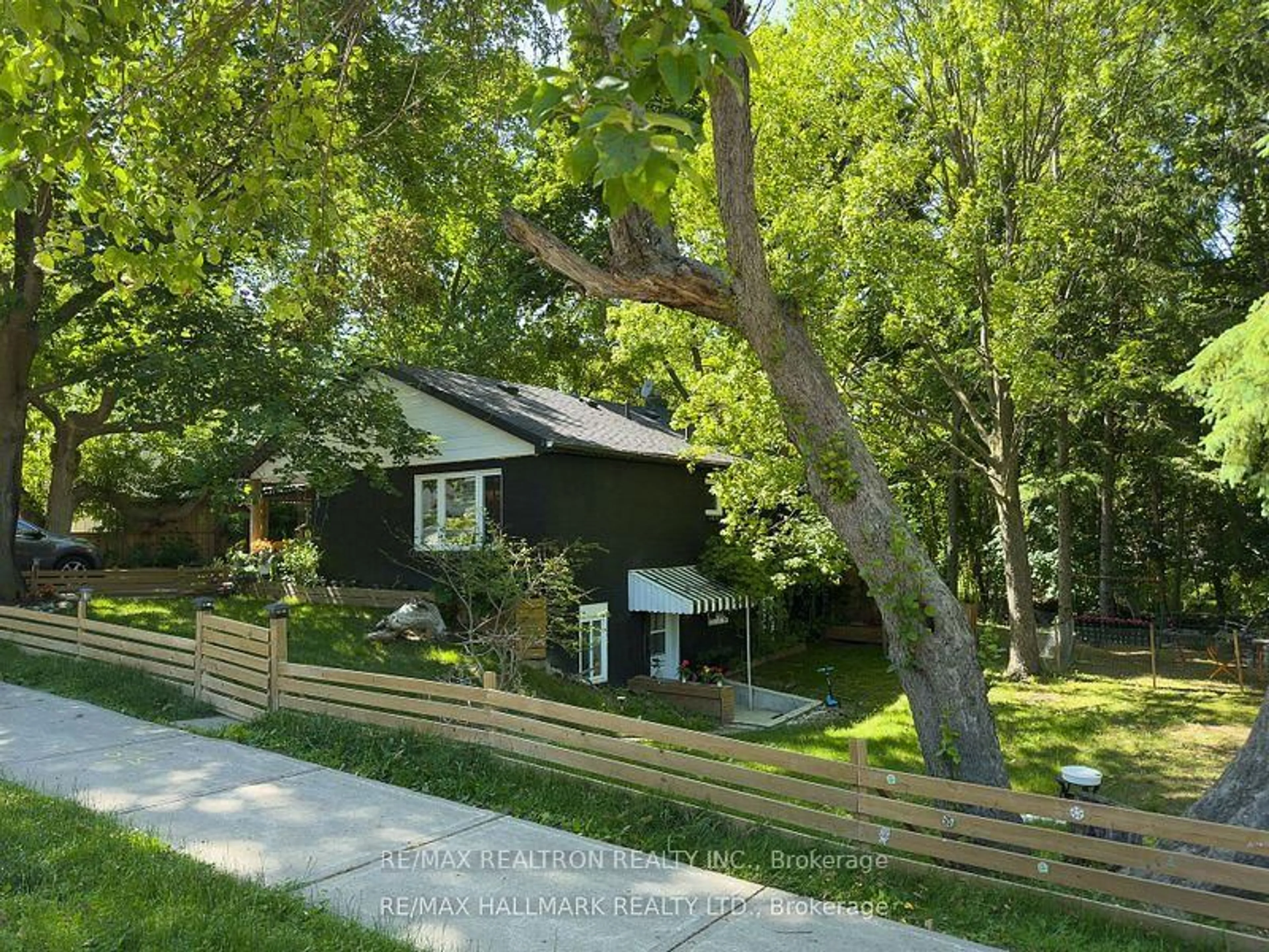 A pic from outside/outdoor area/front of a property/back of a property/a pic from drone, street for 757 Srigley St, Newmarket Ontario L3Y 1X6