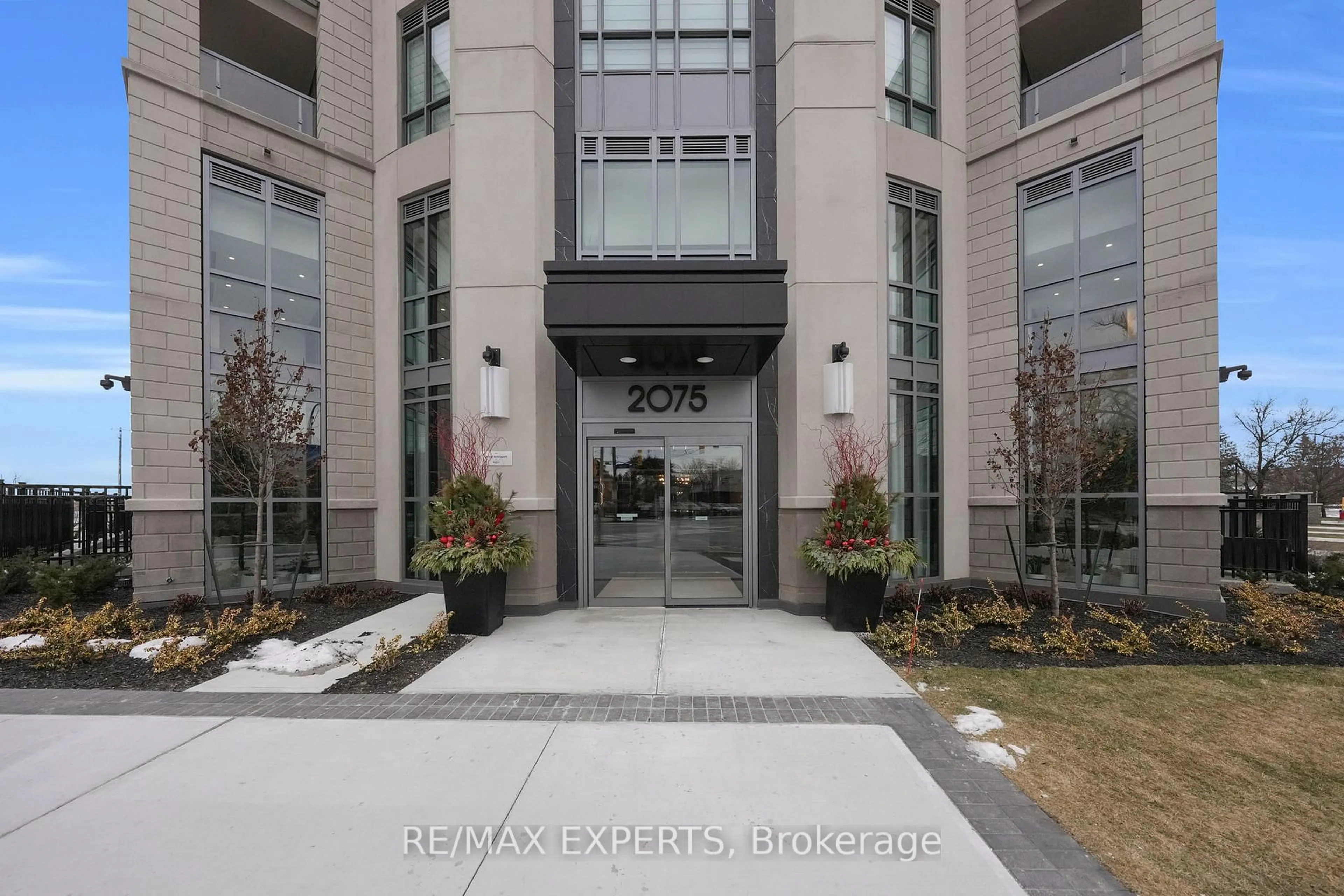 Indoor foyer for 2075 King Rd #203, King Ontario L7B 0R6