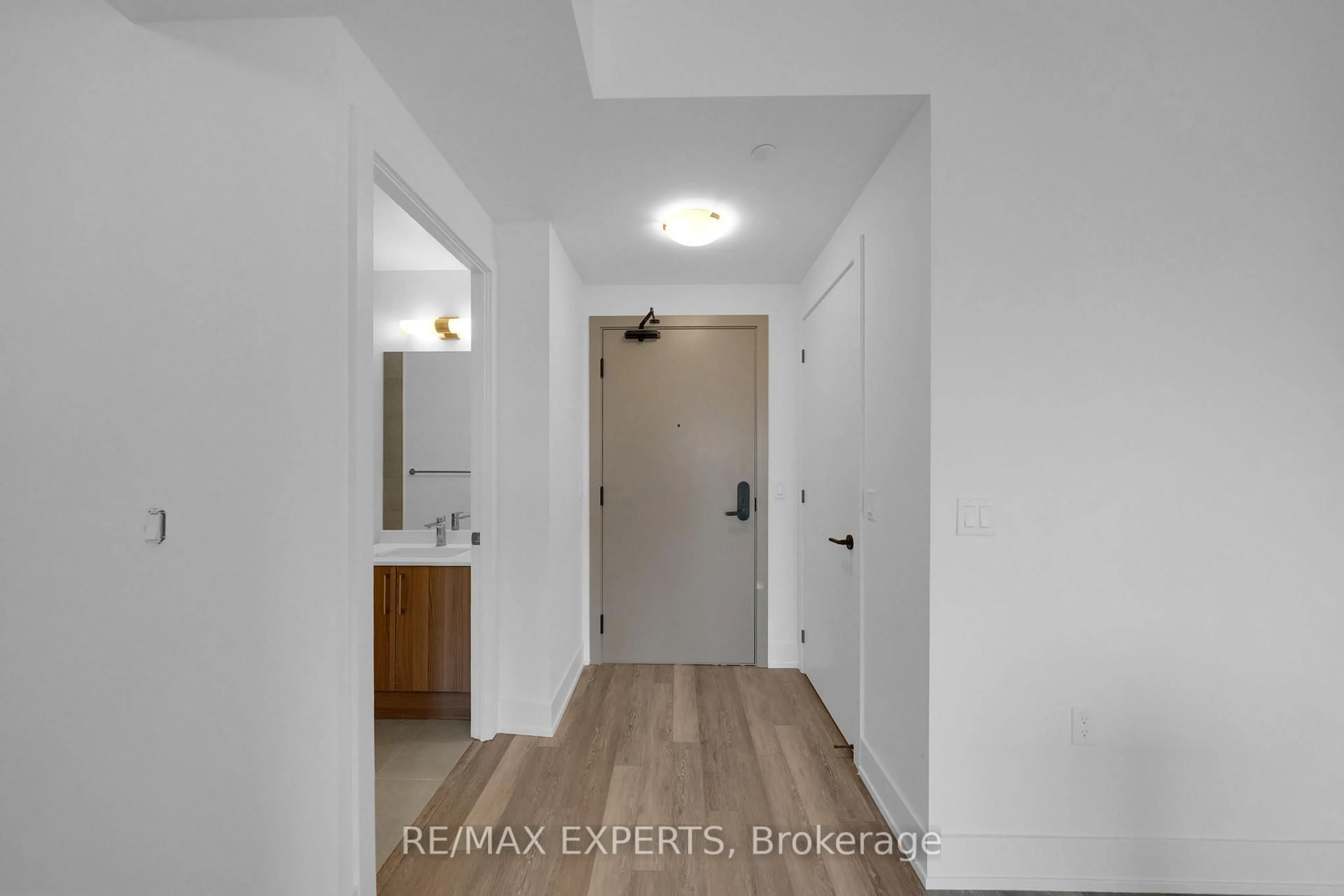 Indoor entryway for 2075 King Rd #203, King Ontario L7B 0R6
