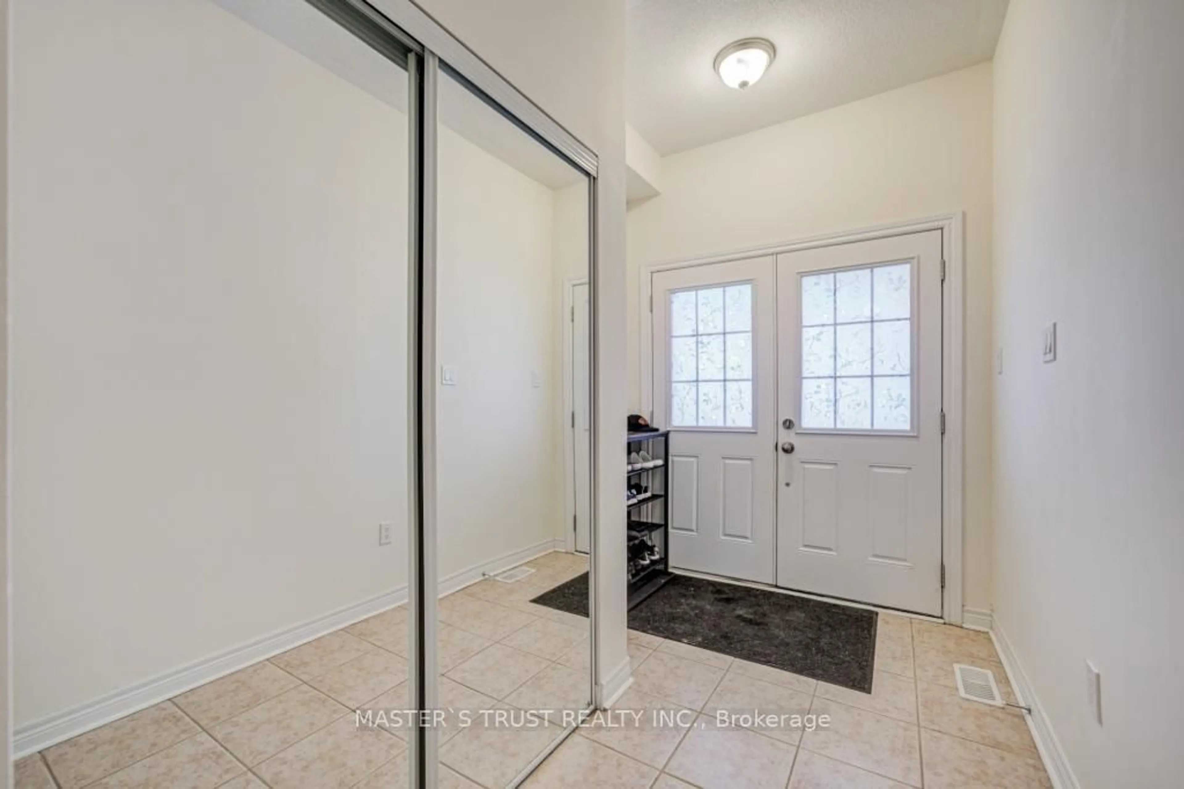 Indoor entryway for 77 Harvest Hills Blvd, East Gwillimbury Ontario L9N 0B4