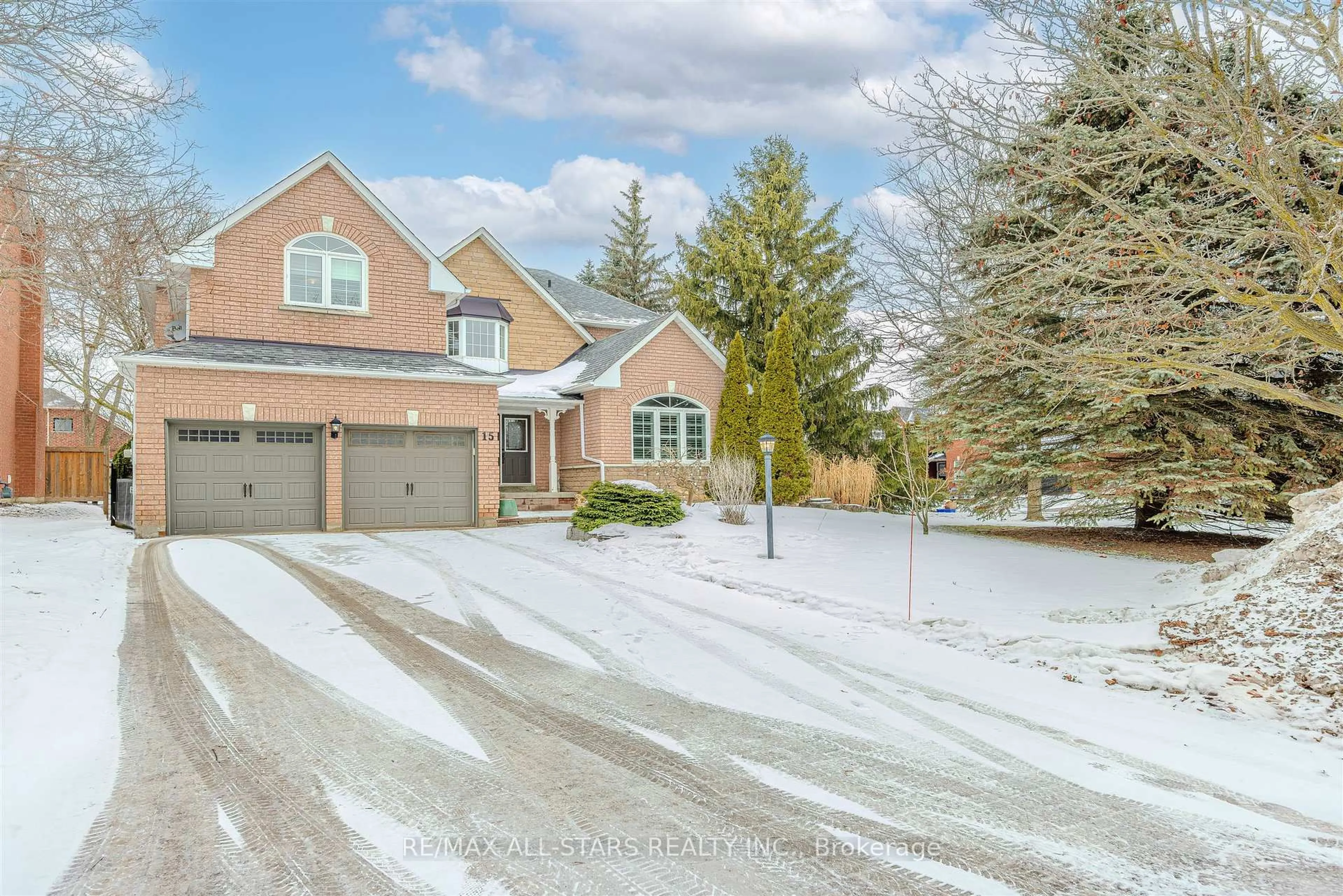 A pic from outside/outdoor area/front of a property/back of a property/a pic from drone, street for 15 Glenn Gould Cres, Uxbridge Ontario L9P 1W4