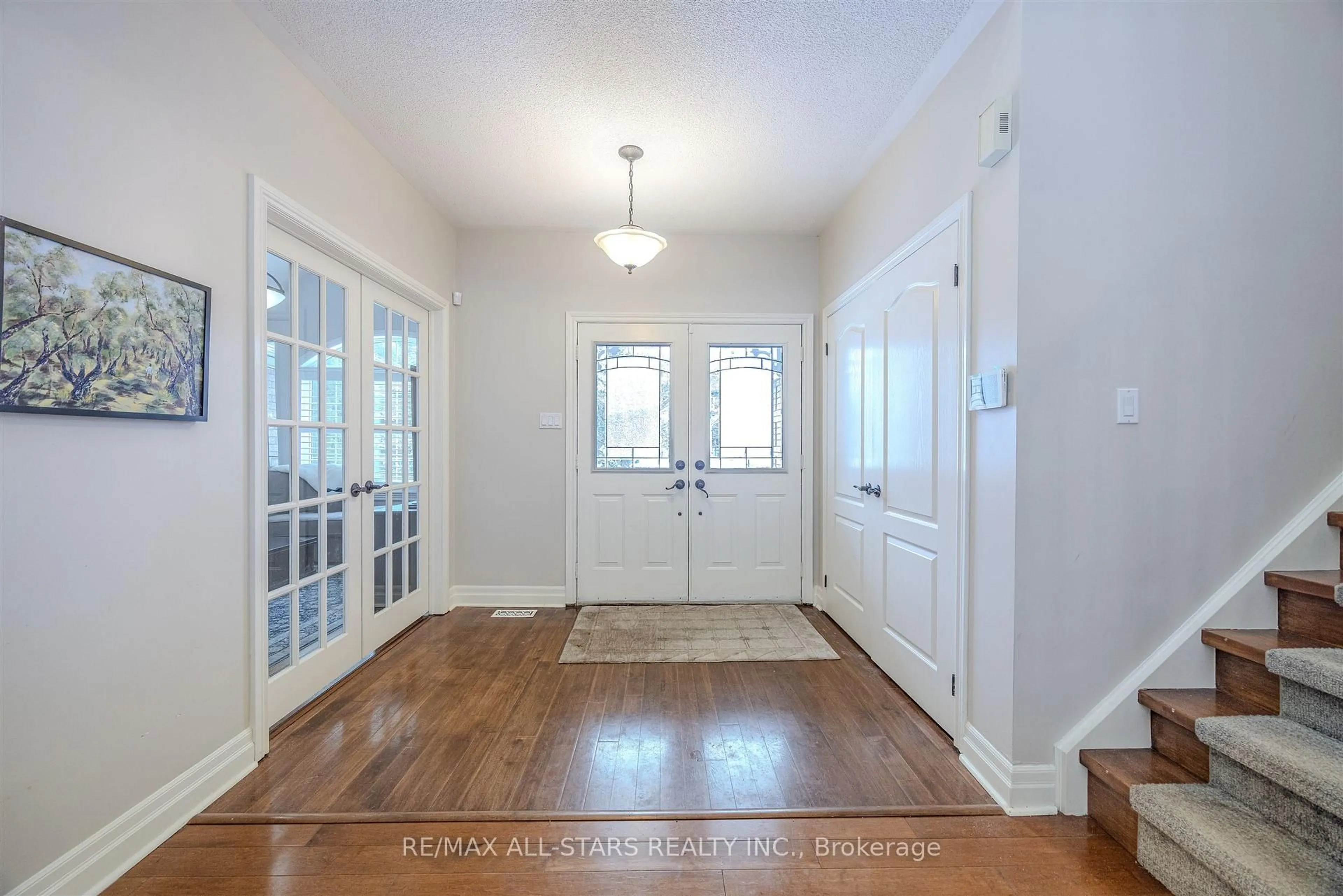 Indoor entryway for 15 Glenn Gould Cres, Uxbridge Ontario L9P 1W4