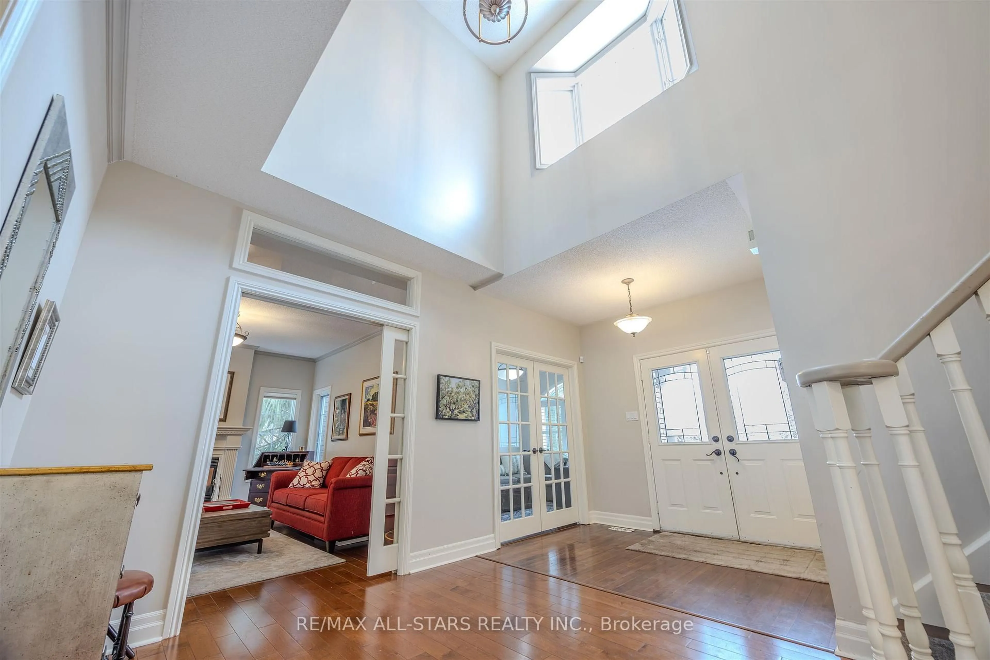 Indoor foyer for 15 Glenn Gould Cres, Uxbridge Ontario L9P 1W4