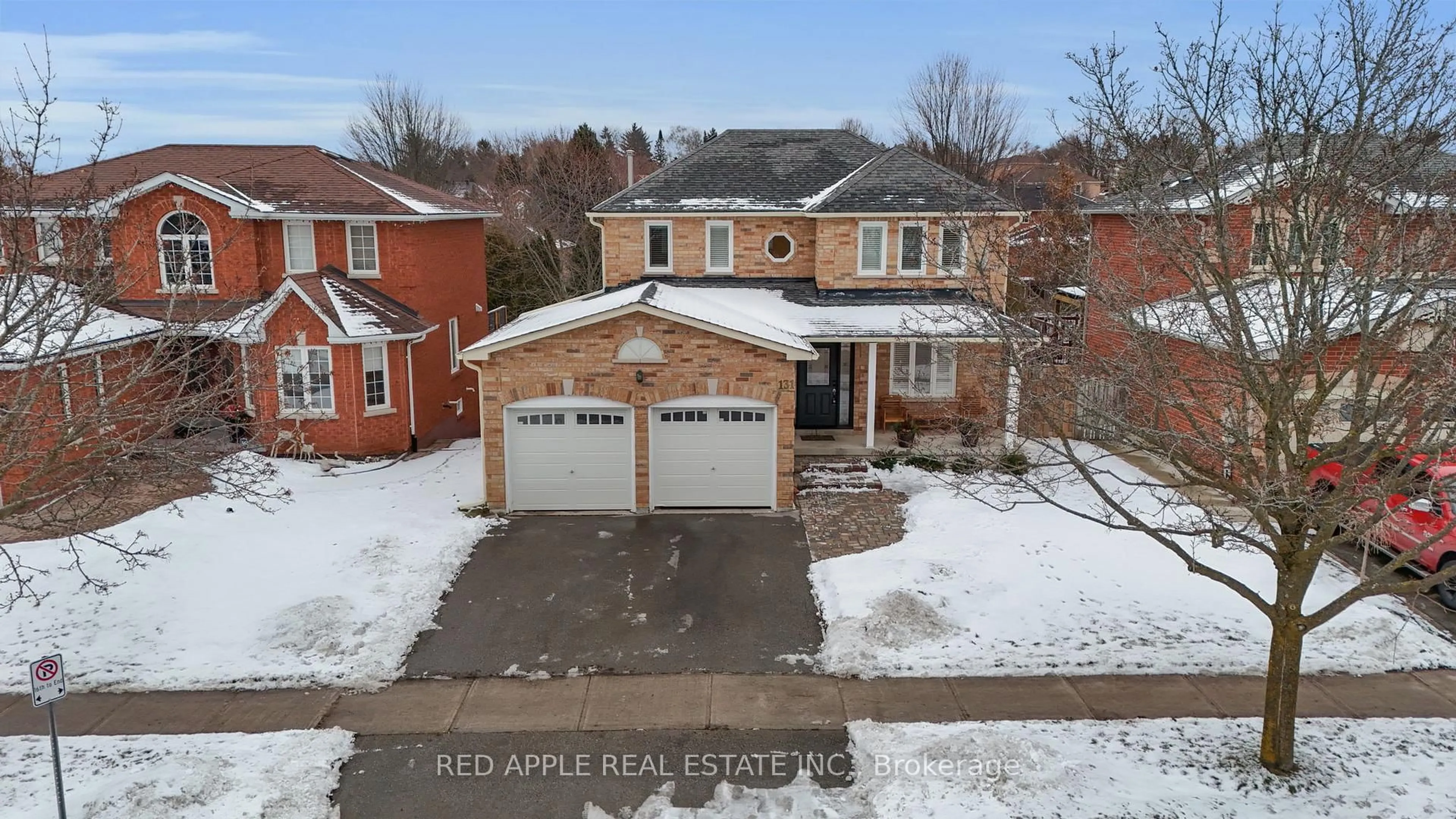A pic from outside/outdoor area/front of a property/back of a property/a pic from drone, street for 131 Northgate Dr, Bradford West Gwillimbury Ontario L3Z 2Z7