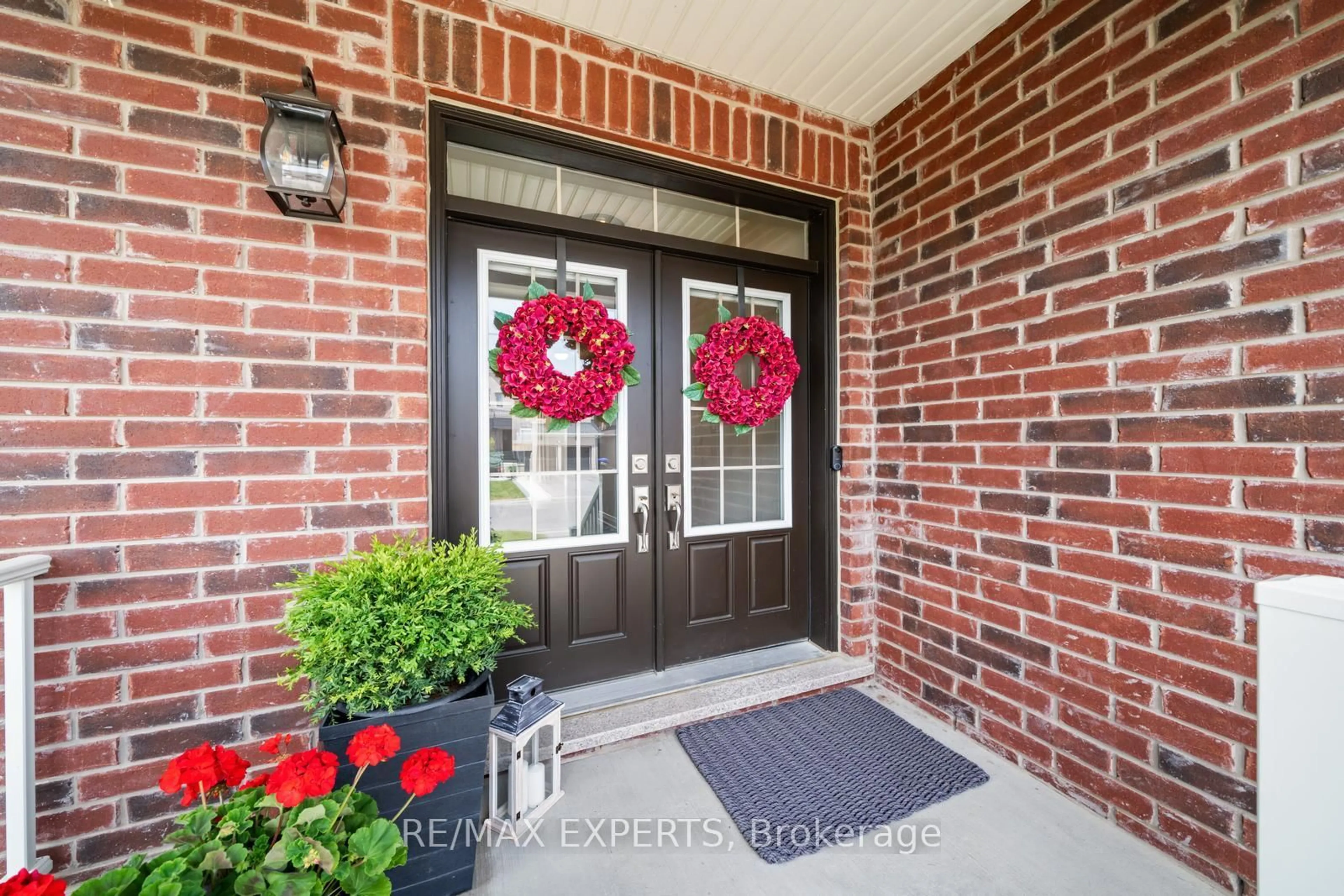 Indoor entryway for 174 Sharpe Cres, New Tecumseth Ontario L0G 1W0