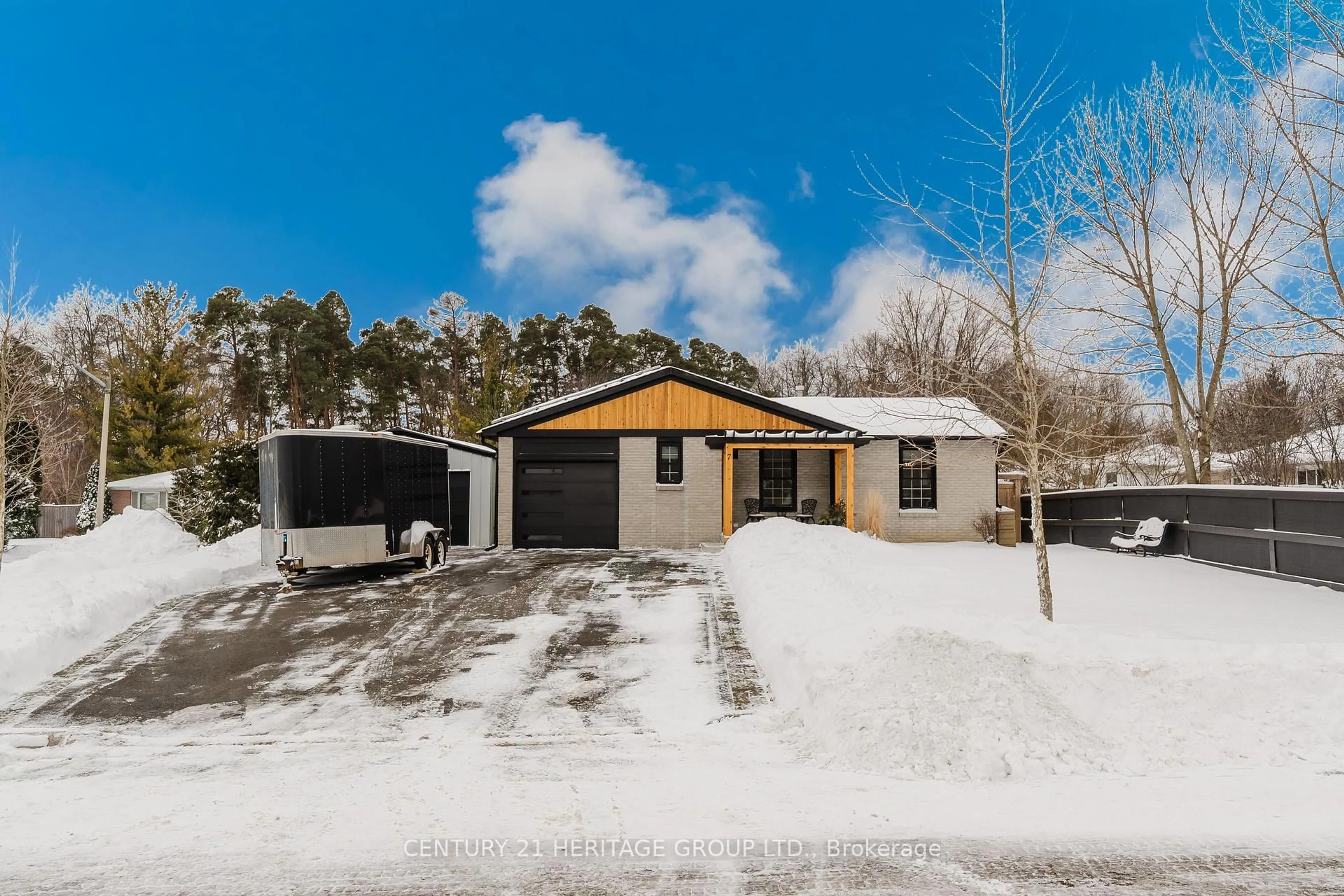 A pic from outside/outdoor area/front of a property/back of a property/a pic from drone, street for 7 Crawford Circ, New Tecumseth Ontario L0G 1A0