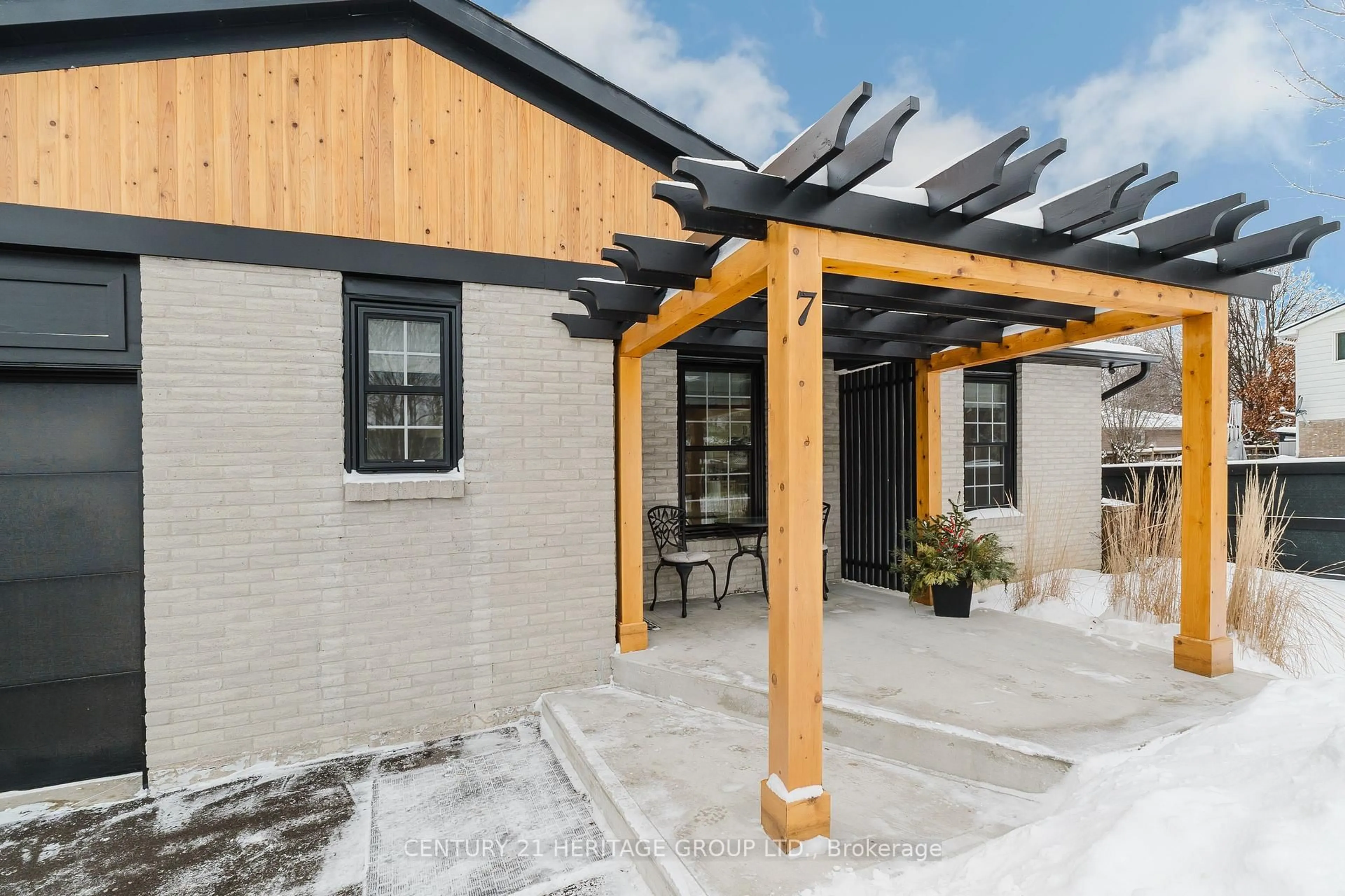 Home with brick exterior material, street for 7 Crawford Circ, New Tecumseth Ontario L0G 1A0