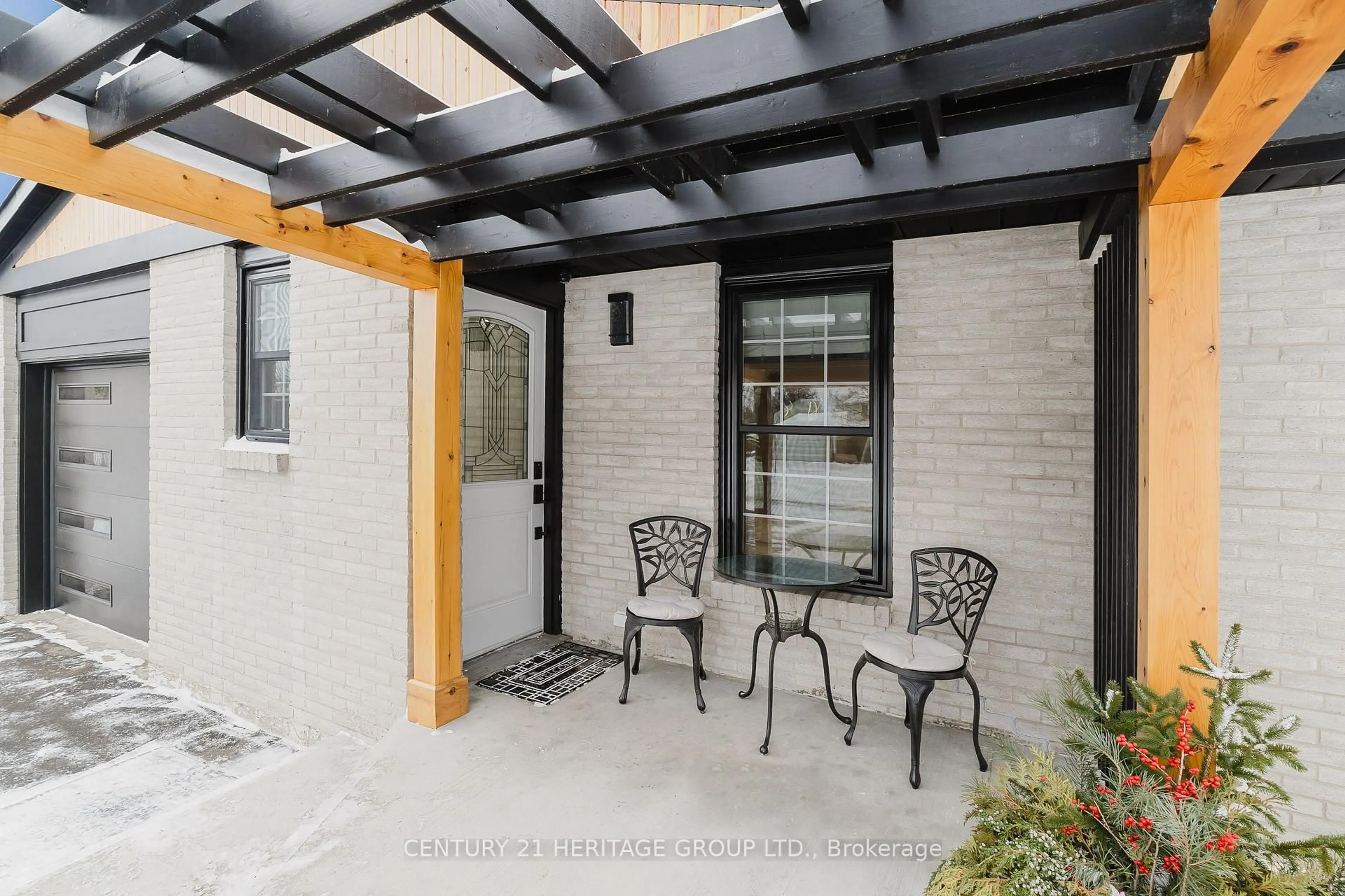 Patio, street for 7 Crawford Circ, New Tecumseth Ontario L0G 1A0