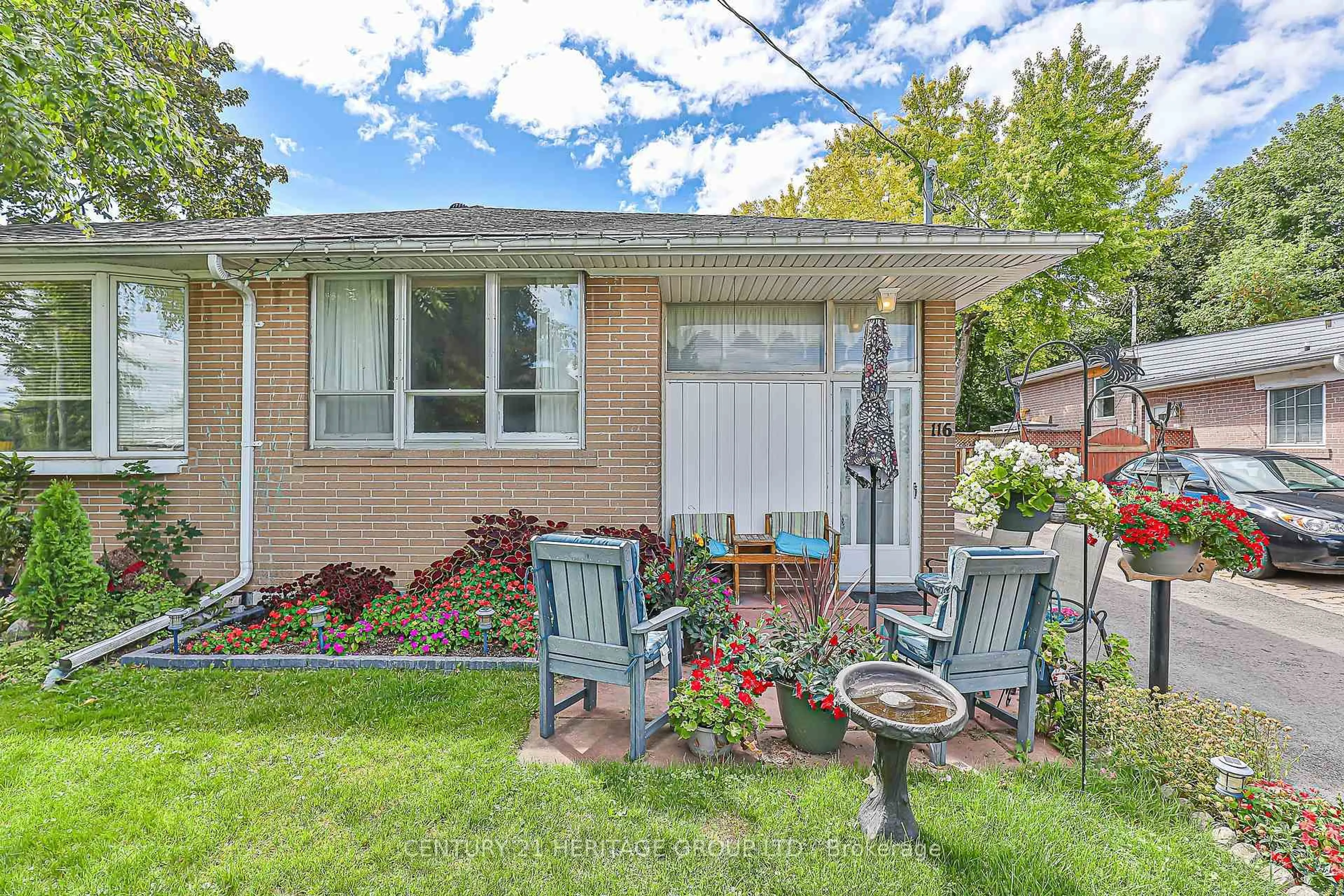 Patio, street for 116 Longford Dr, Newmarket Ontario L3Y 2Y5