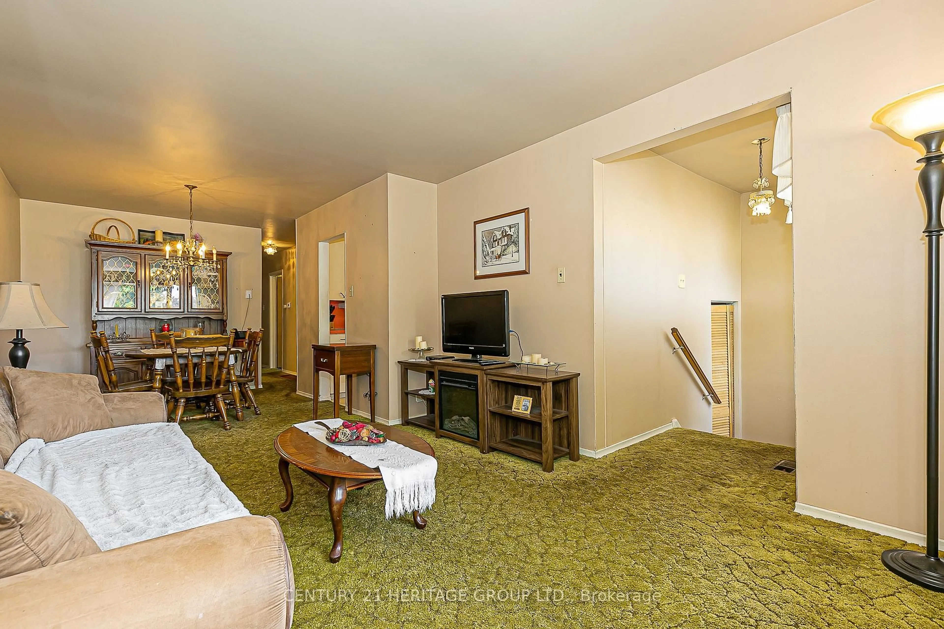 Living room with furniture, carpet floor for 116 Longford Dr, Newmarket Ontario L3Y 2Y5