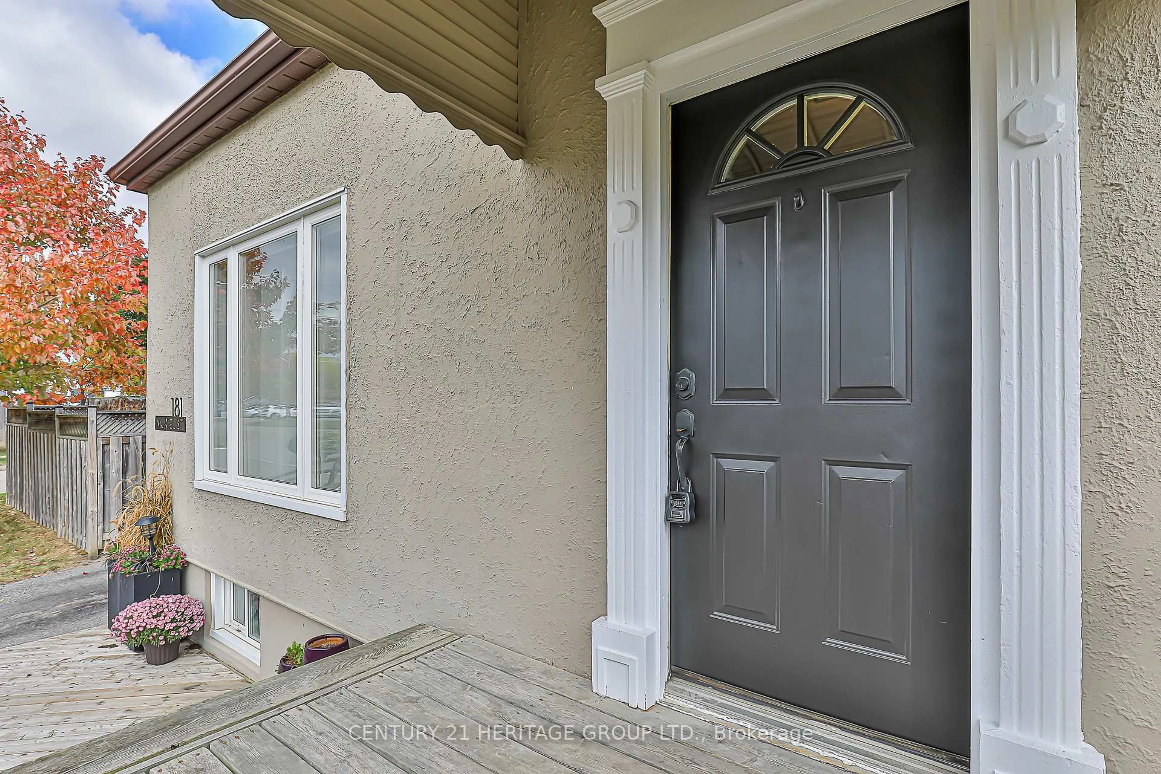 Indoor entryway for 181 Muriel St, Newmarket Ontario L3Y 3N1