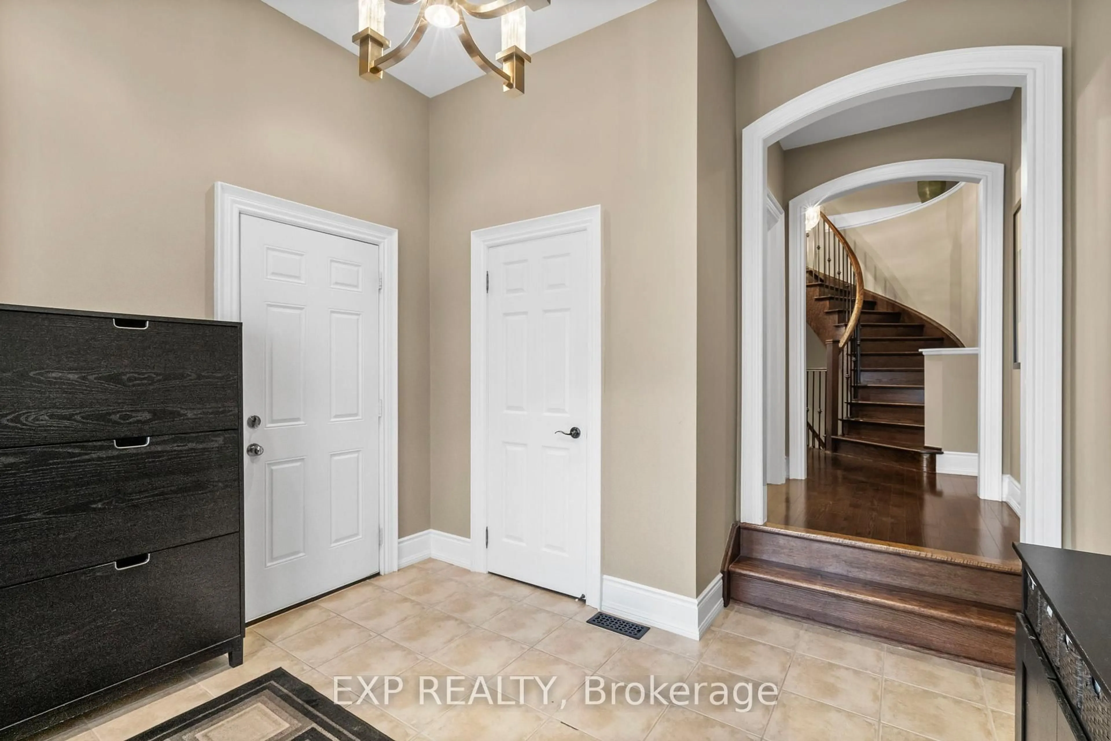 Indoor entryway for 450 Worthington Ave #13, Richmond Hill Ontario L4E 0E5