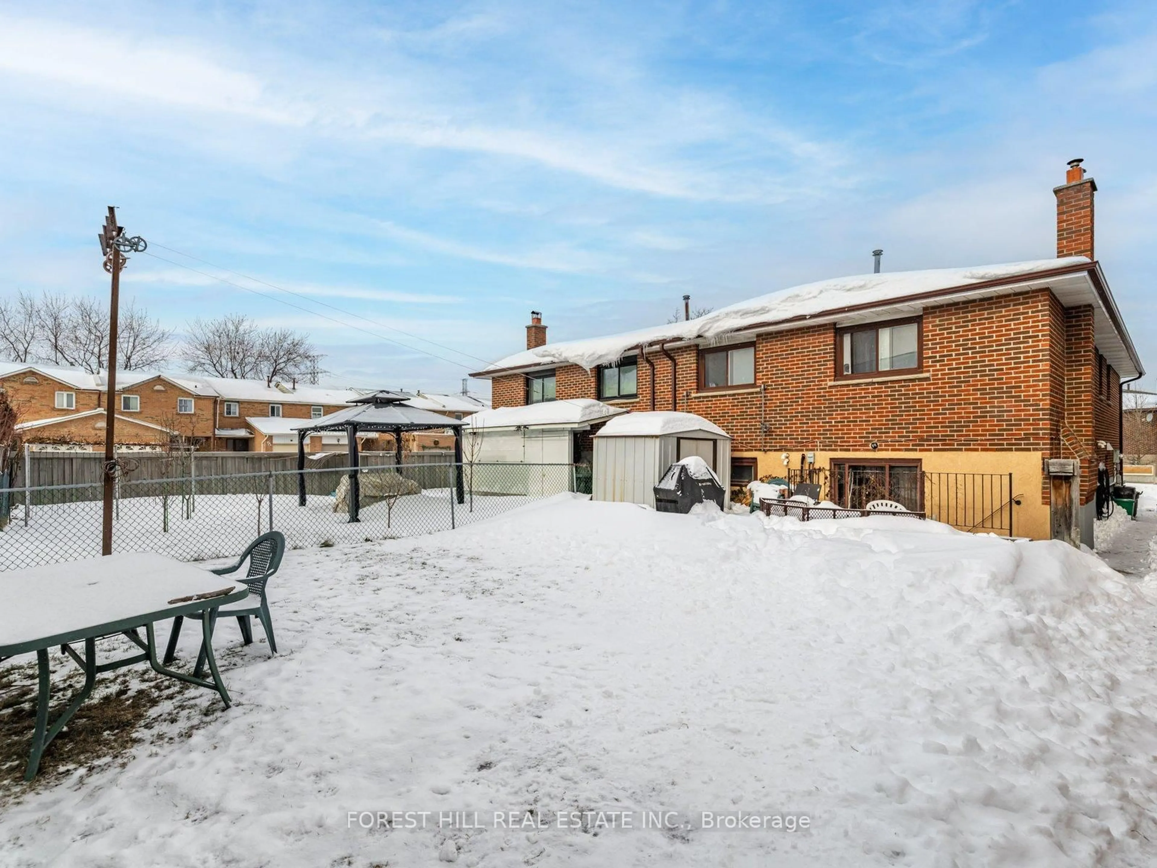 A pic from outside/outdoor area/front of a property/back of a property/a pic from drone, street for 11 Albany Dr, Vaughan Ontario L4L 2X5