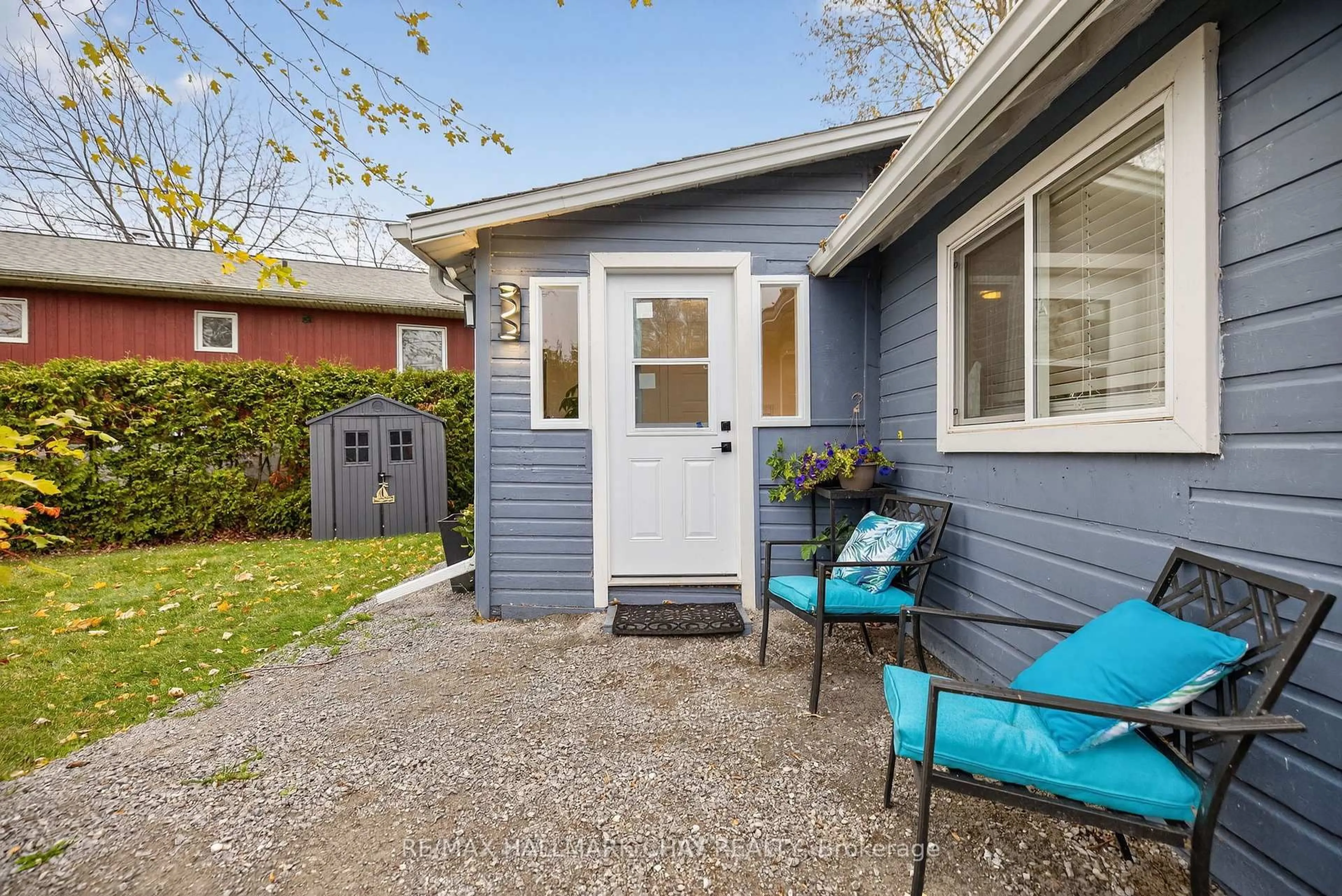 Patio, street for 77 Blue Heron Dr, Georgina Ontario L0E 1N0