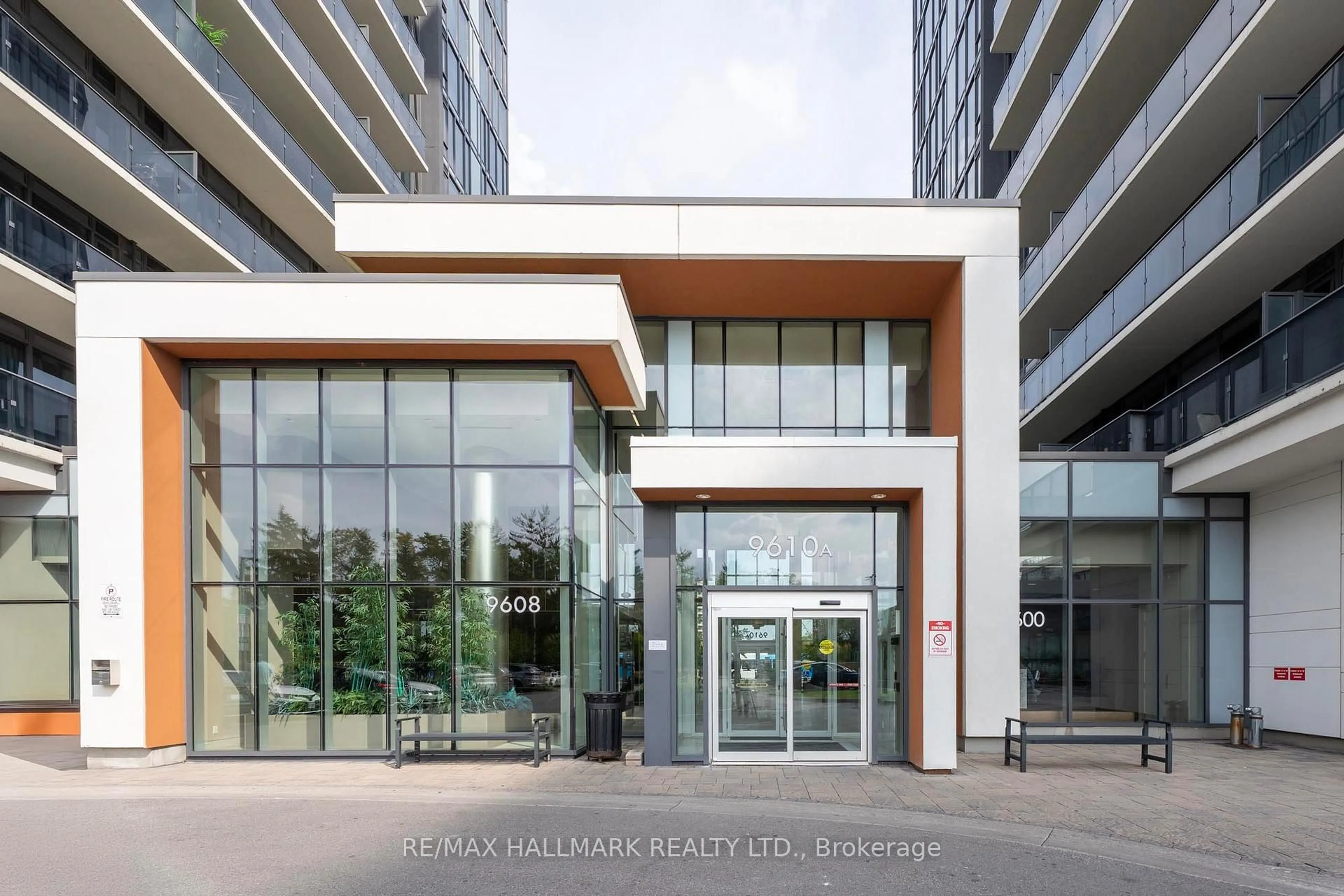 Indoor foyer for 9608 Yonge St #1609A, Richmond Hill Ontario L4C 1V6