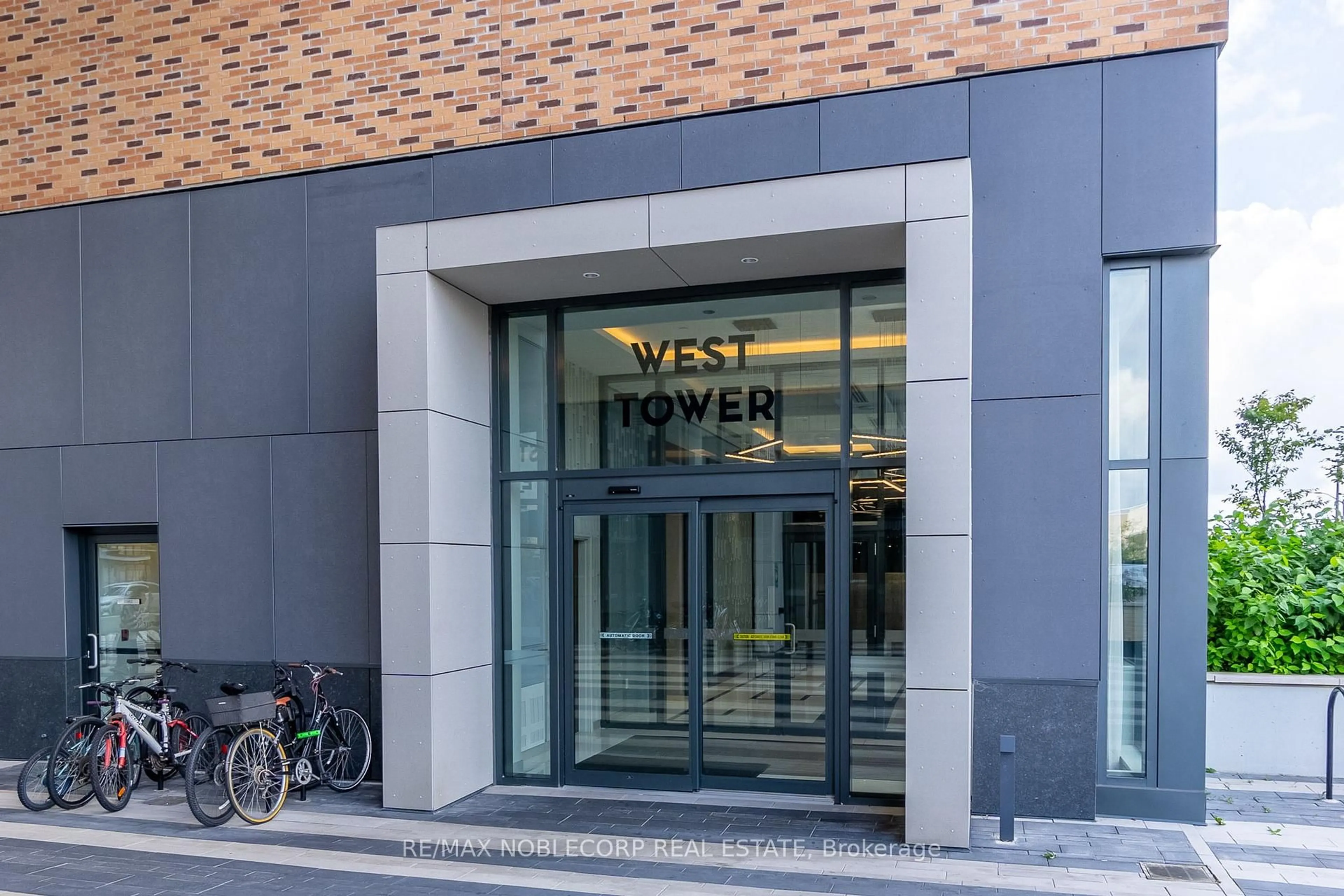 Indoor foyer for 100 Eagle Rock Way #731, Vaughan Ontario L6A 5B9