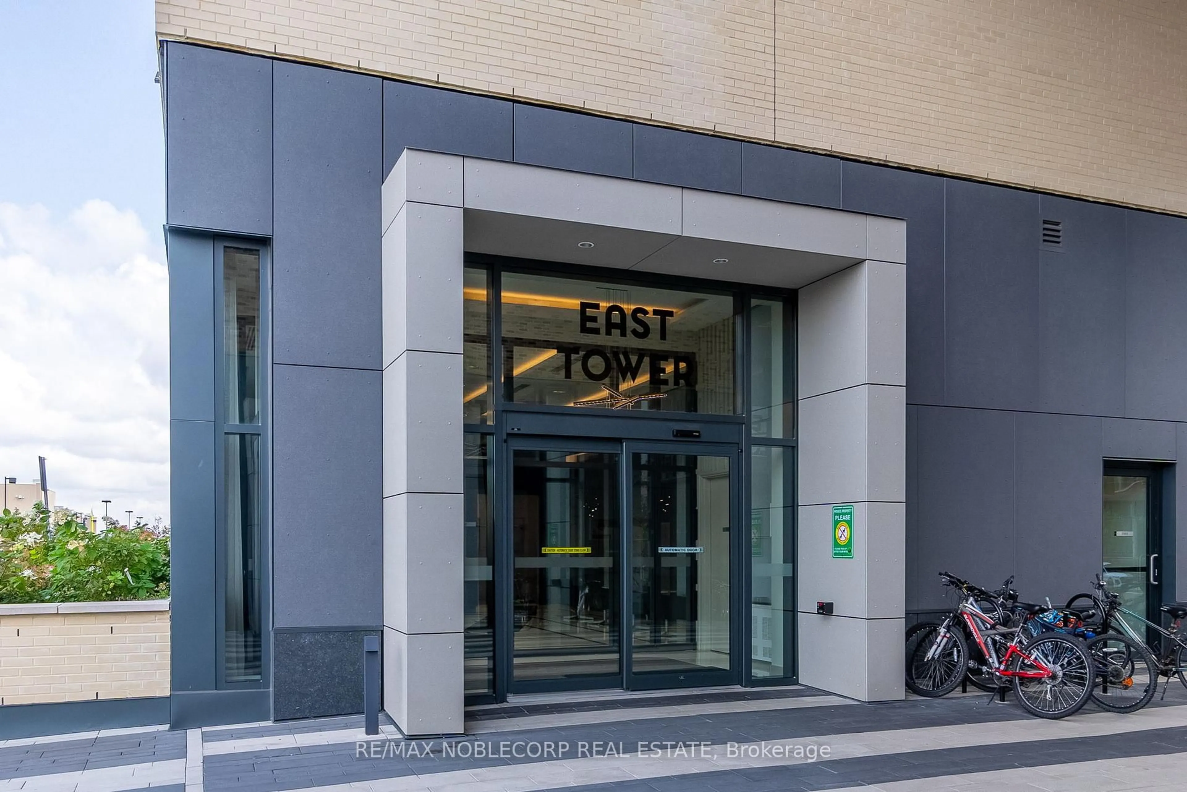 Indoor foyer for 100 Eagle Rock Way #731, Vaughan Ontario L6A 5B9