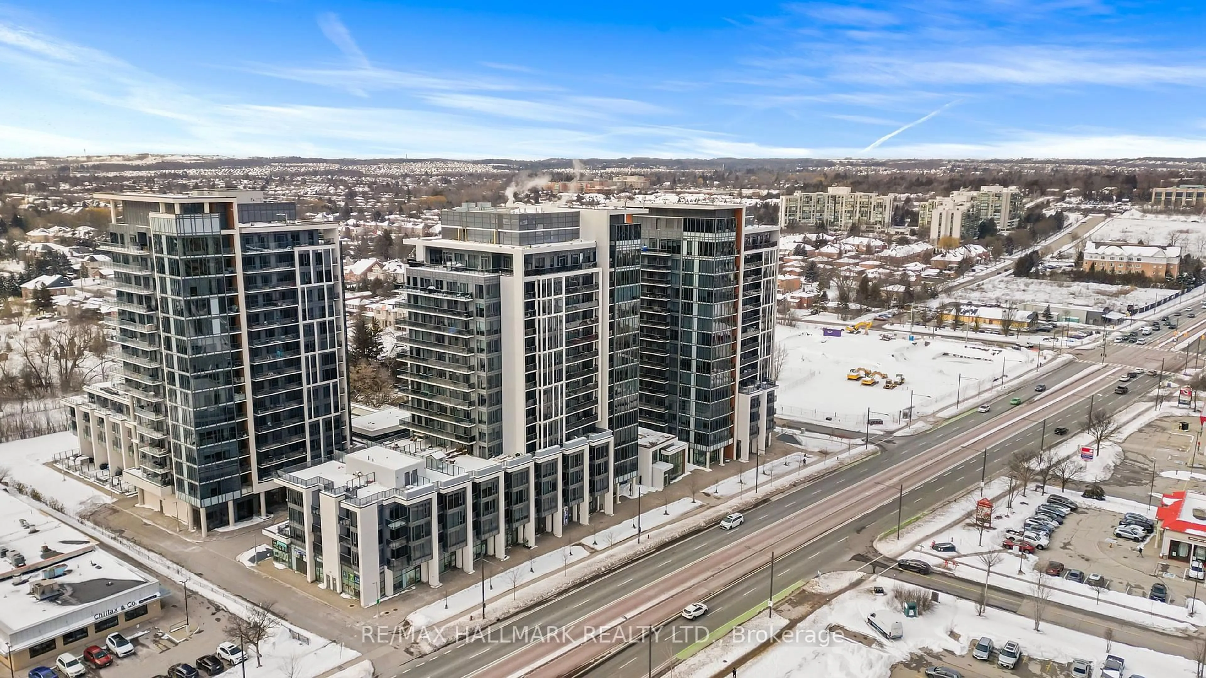 A pic from outside/outdoor area/front of a property/back of a property/a pic from drone, city buildings view from balcony for 9600 Yonge St #PH6, Richmond Hill Ontario L4C 0X3