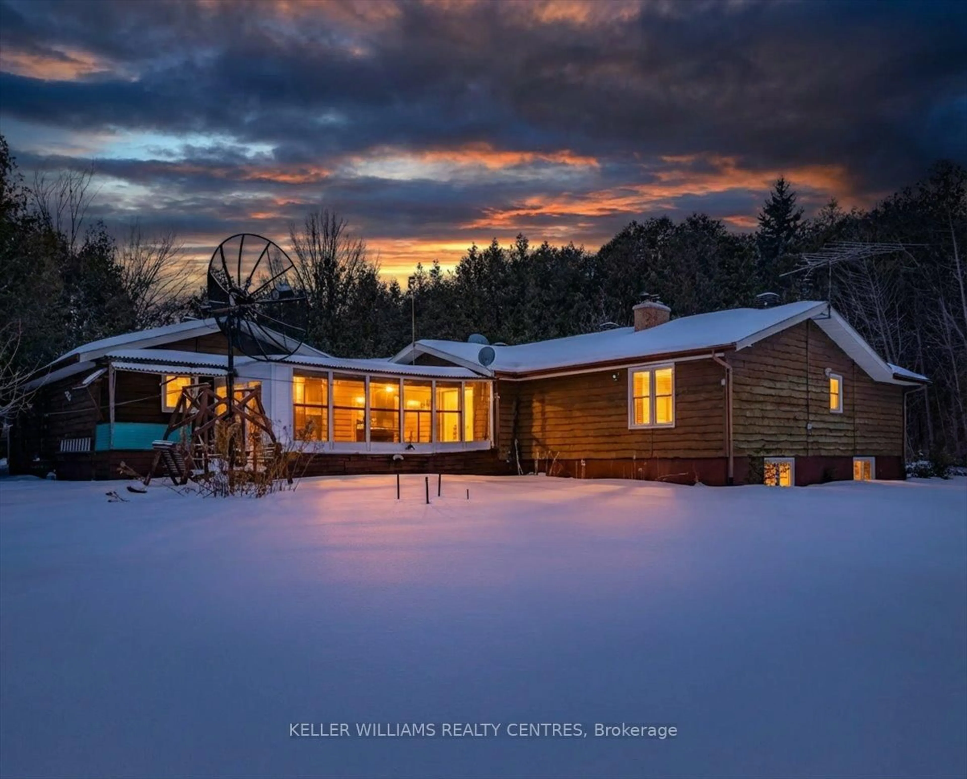 A pic from outside/outdoor area/front of a property/back of a property/a pic from drone, building for 21489 Warden Ave, East Gwillimbury Ontario L0G 1R0