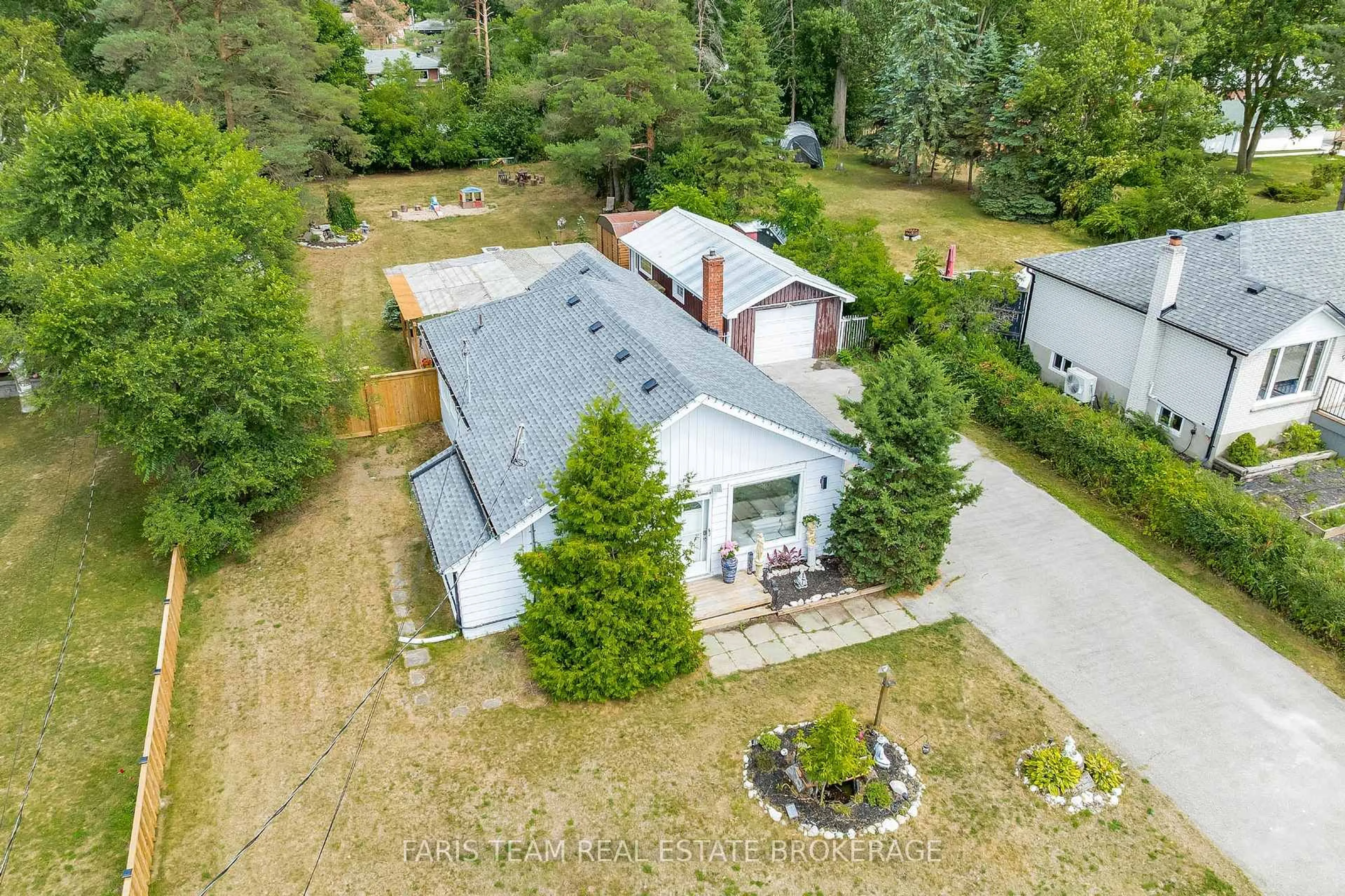 A pic from outside/outdoor area/front of a property/back of a property/a pic from drone, unknown for 11 Park Ave, East Gwillimbury Ontario L9N 1G9