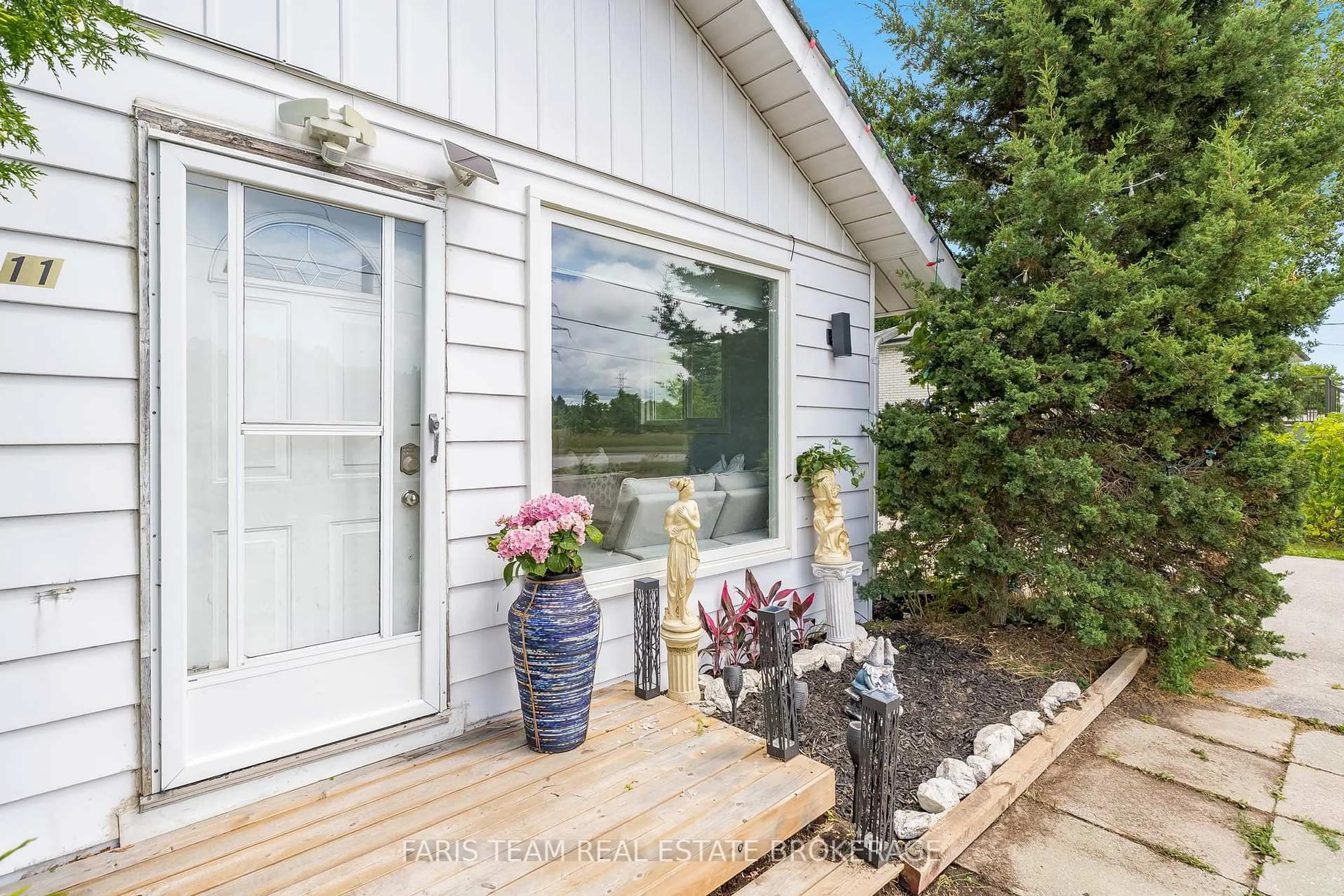 Indoor entryway for 11 Park Ave, East Gwillimbury Ontario L9N 1G9