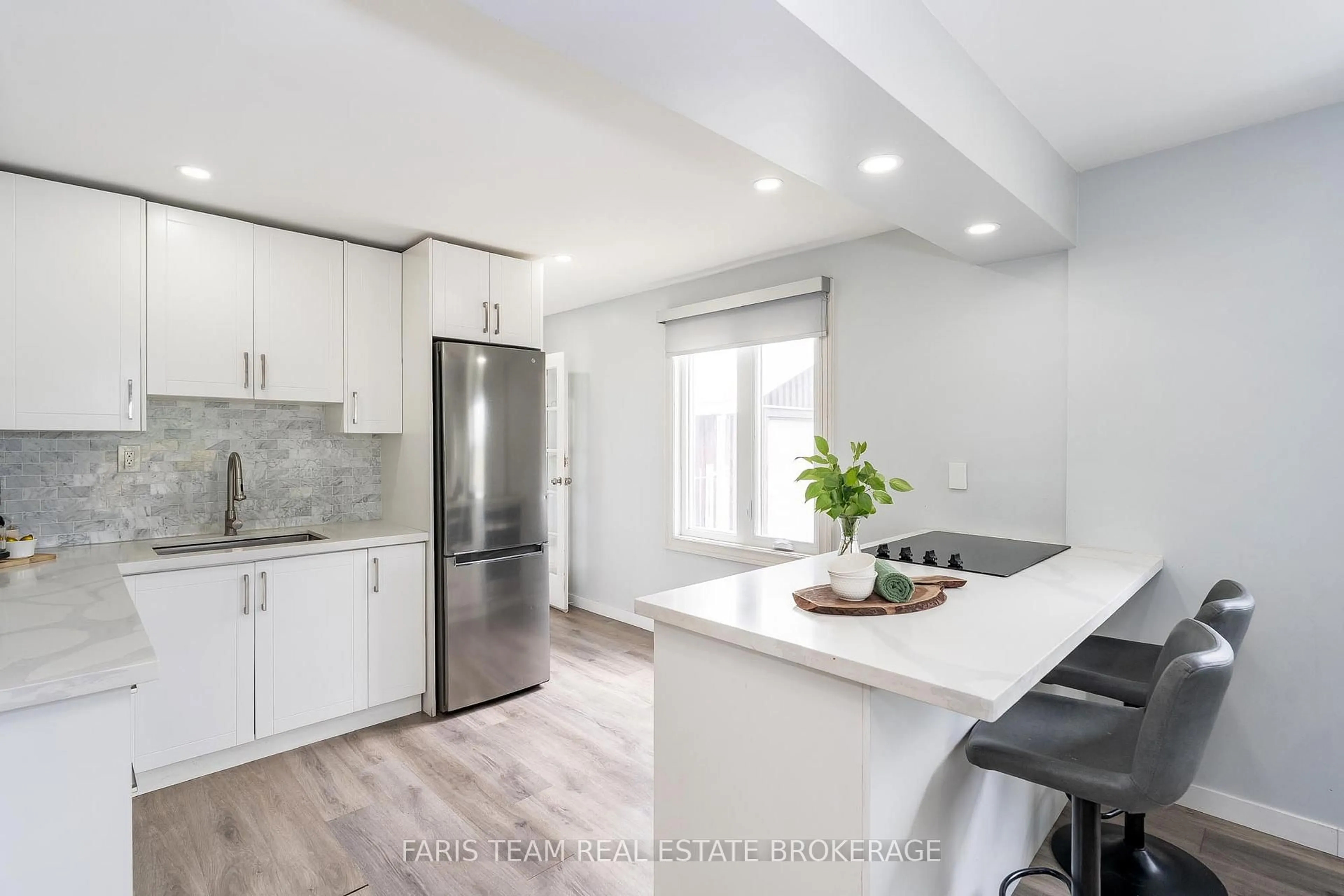 Open concept kitchen, ceramic/tile floor for 11 Park Ave, East Gwillimbury Ontario L9N 1G9
