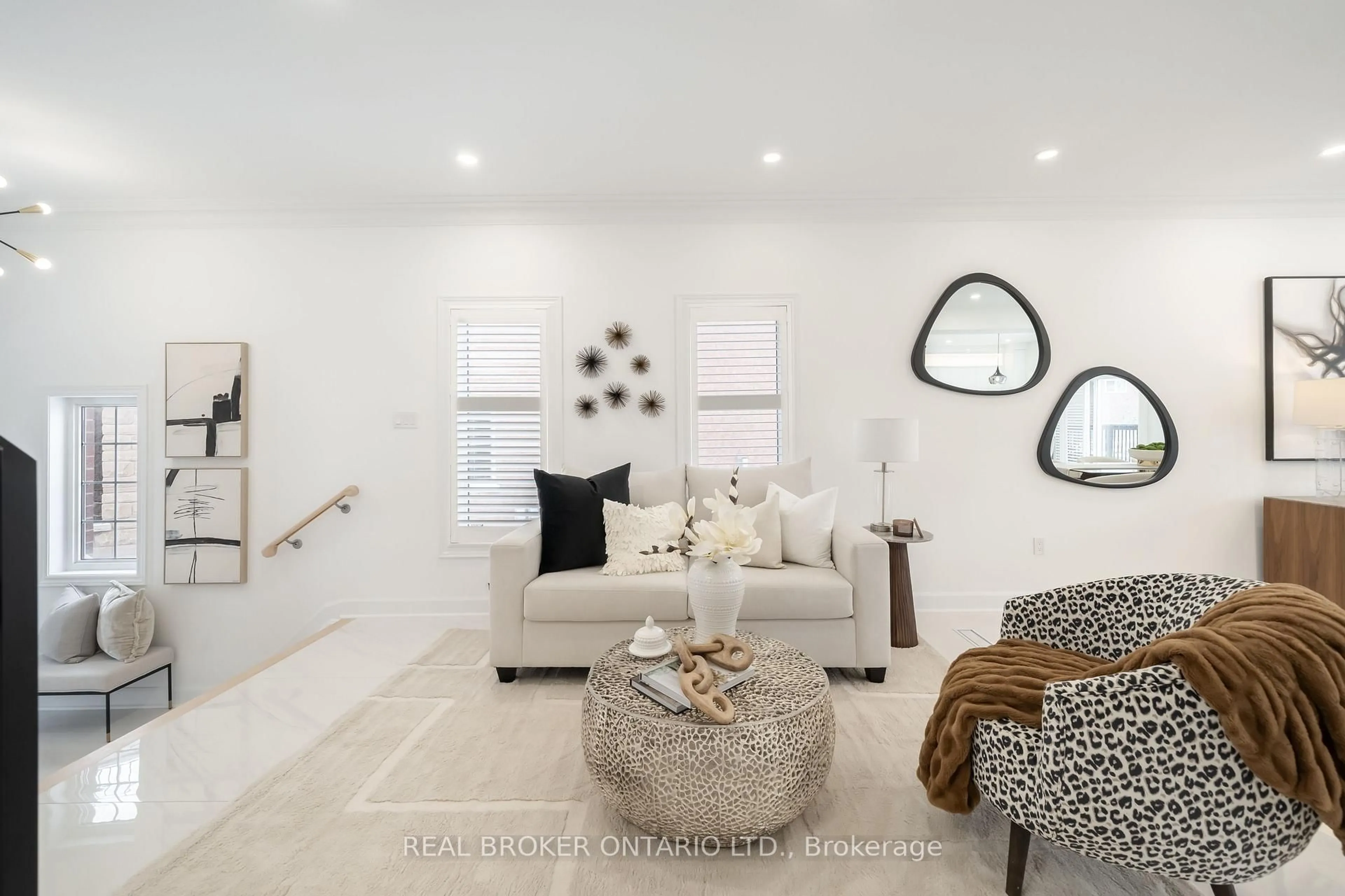 Living room with furniture, unknown for 33 Carnoustie Cres, Richmond Hill Ontario L4E 0A2