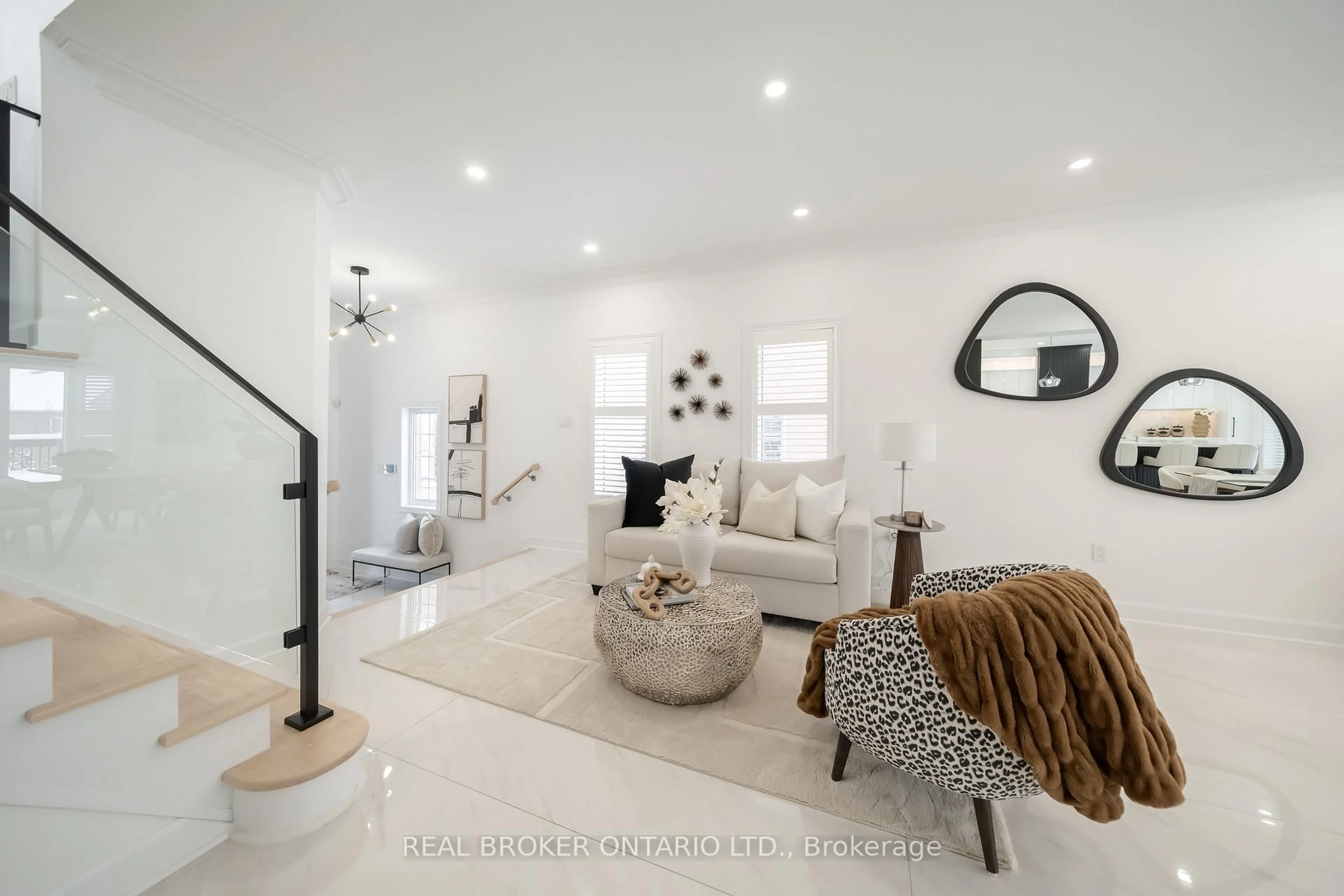 Living room with furniture, unknown for 33 Carnoustie Cres, Richmond Hill Ontario L4E 0A2