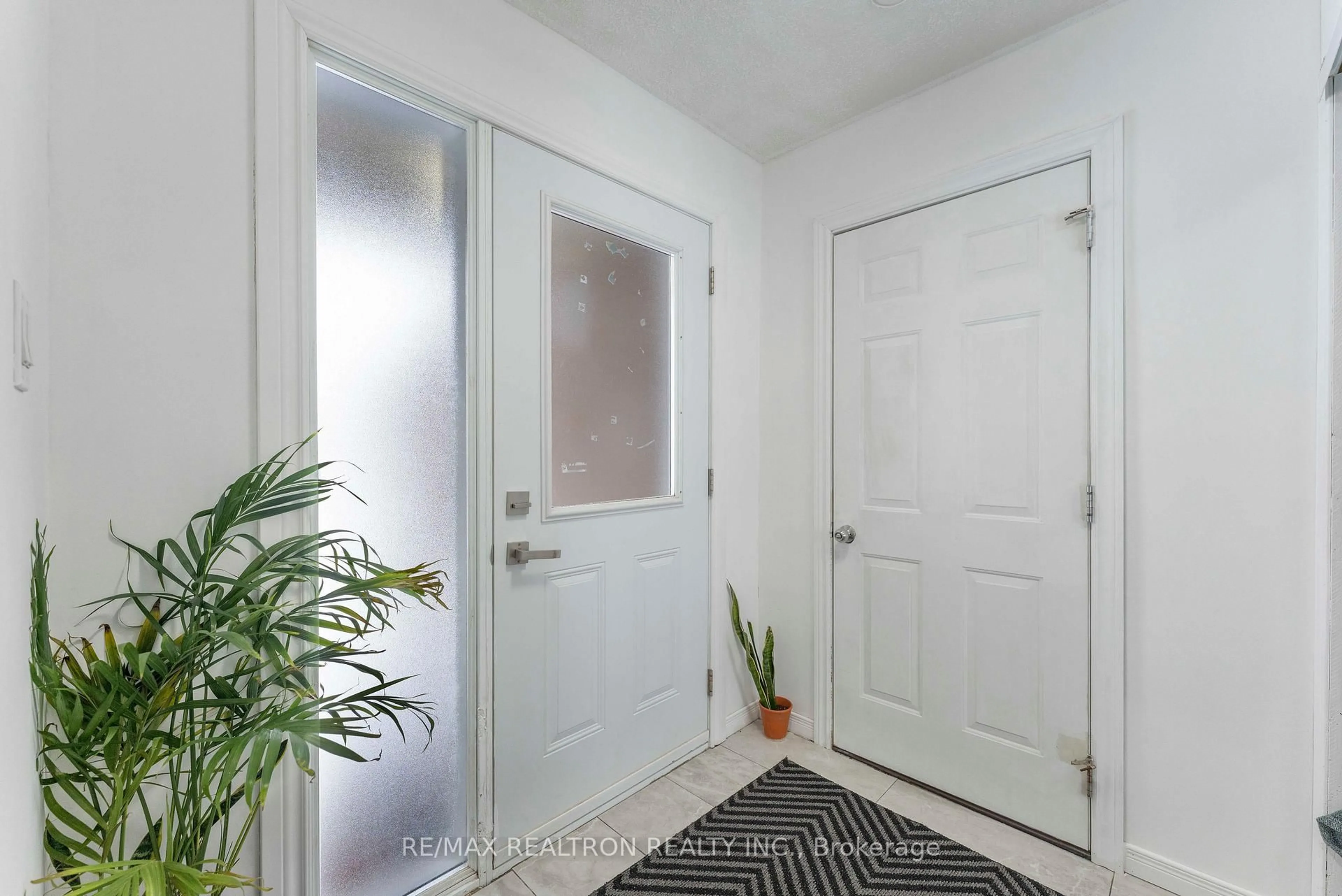 Indoor entryway for 82 Kingston Rd, Newmarket Ontario L3Y 5W7