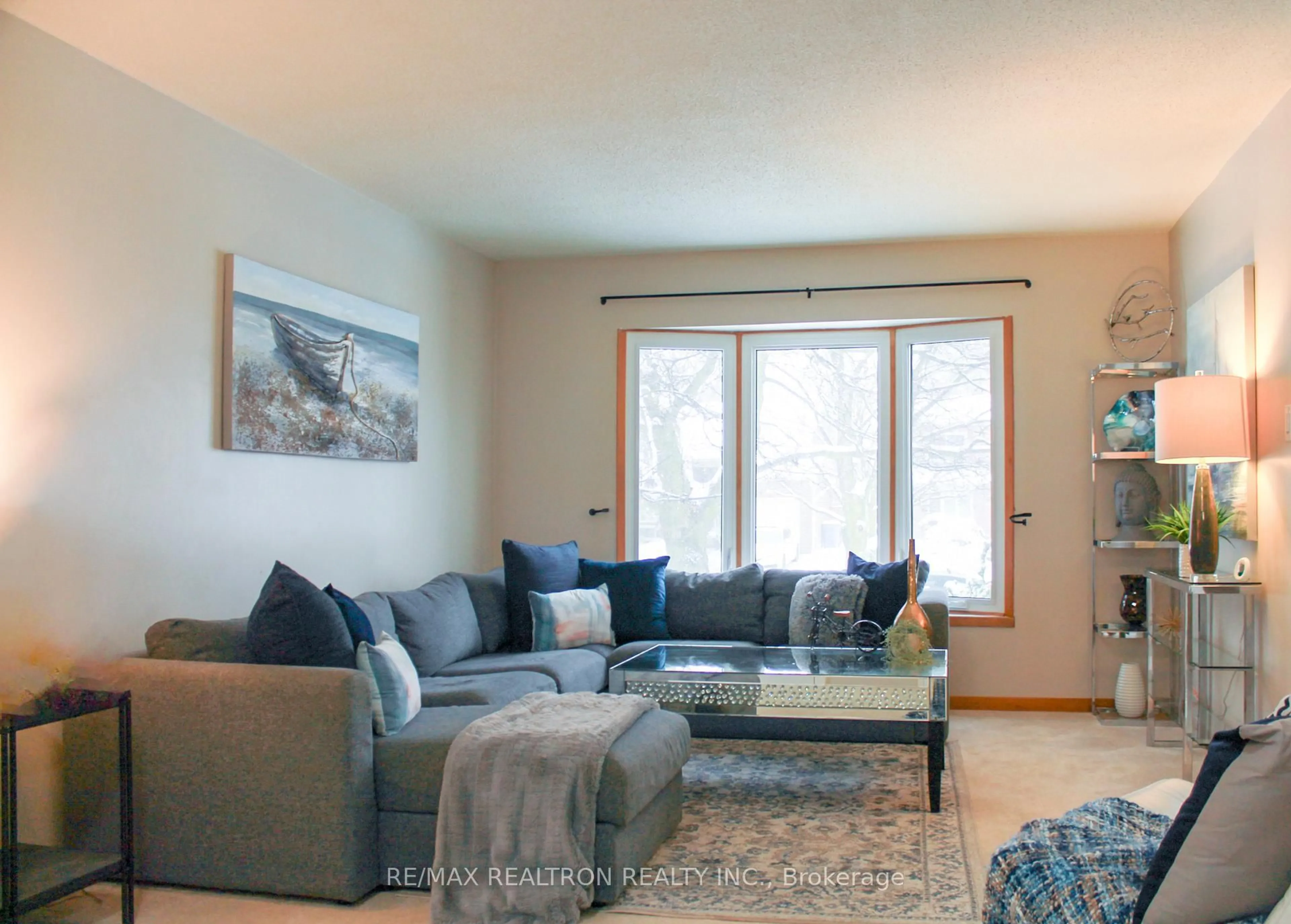 Living room with furniture, unknown for 82 Kingston Rd, Newmarket Ontario L3Y 5W7