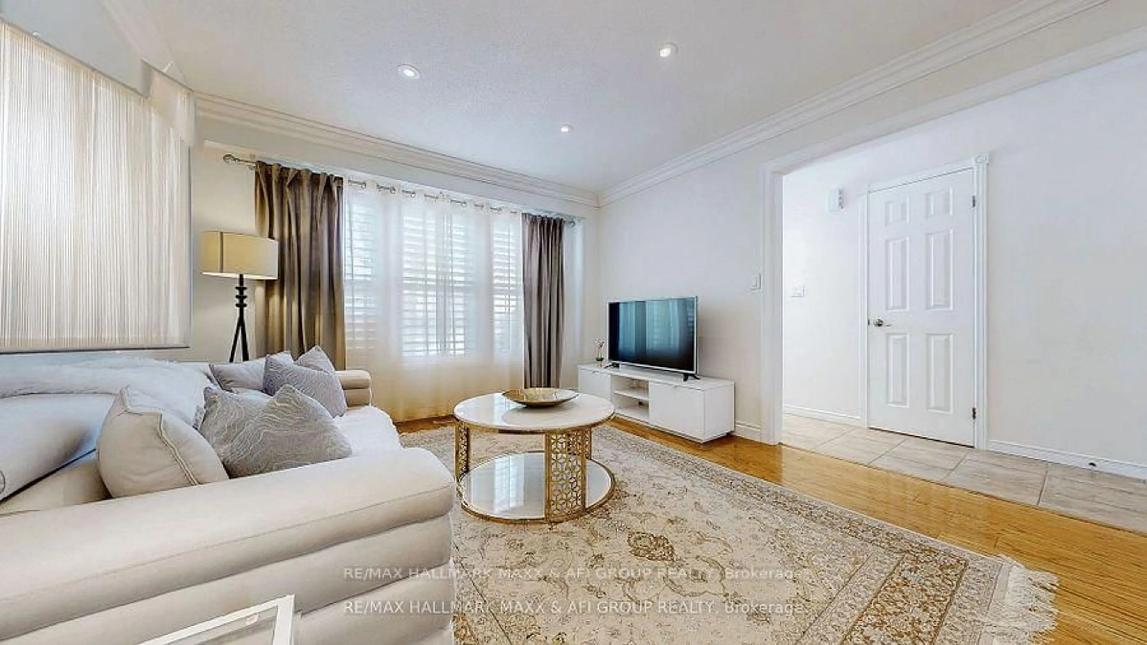 Living room with furniture, wood/laminate floor for 25 Sandusky Cres, Aurora Ontario L4G 3N3