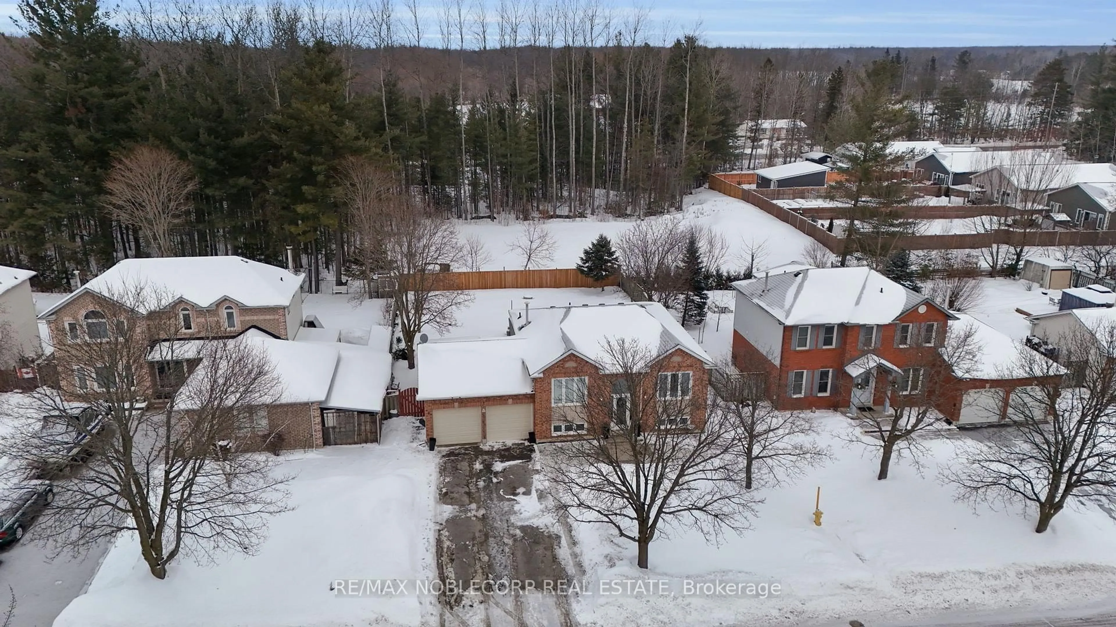 A pic from outside/outdoor area/front of a property/back of a property/a pic from drone, unknown for 76 Edenbridge Dr, Essa Ontario L3W 0K8