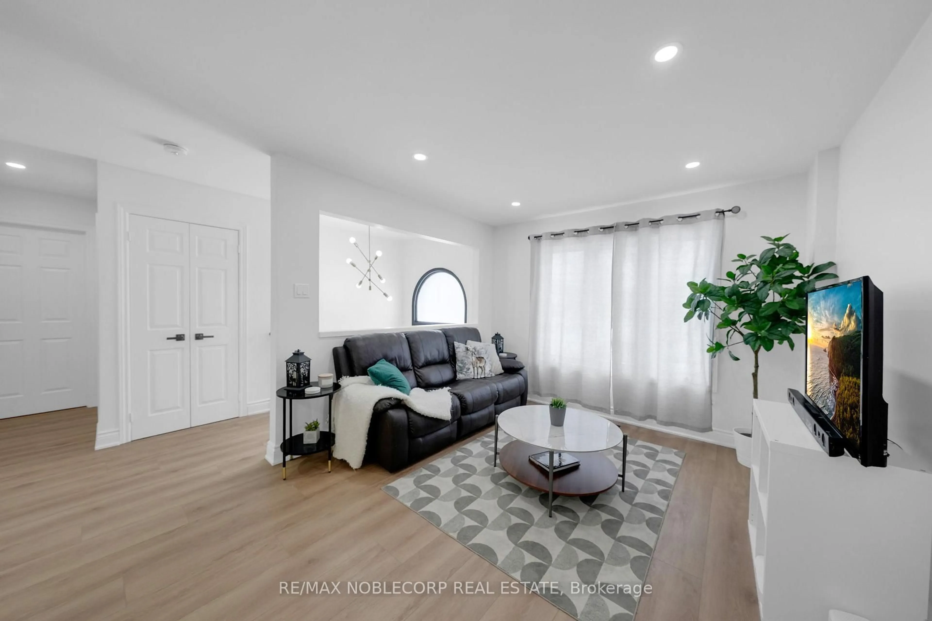 Living room with furniture, unknown for 76 Edenbridge Dr, Essa Ontario L3W 0K8