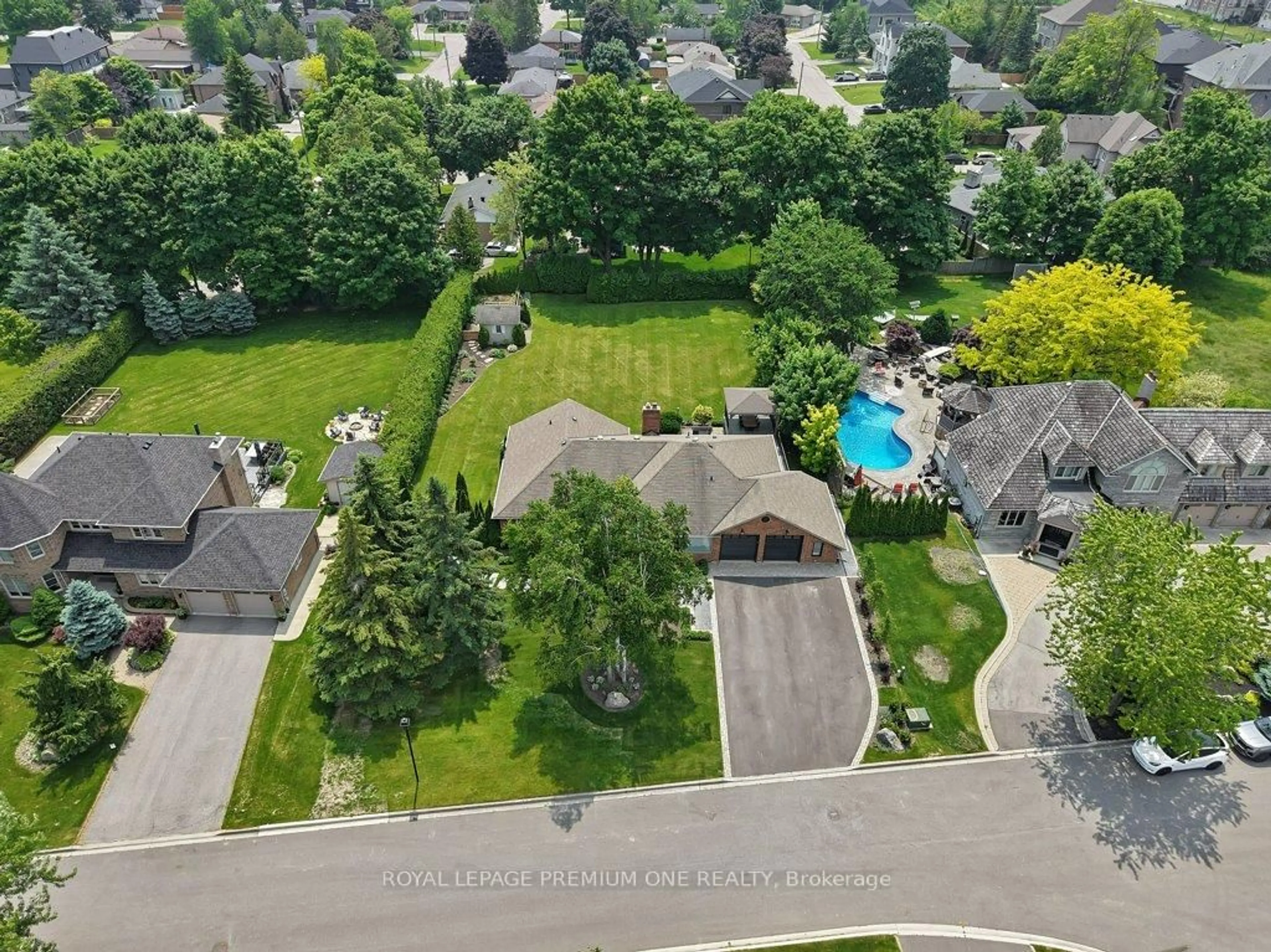 A pic from outside/outdoor area/front of a property/back of a property/a pic from drone, street for 27 Cain Crt, King Ontario L0G 1N0