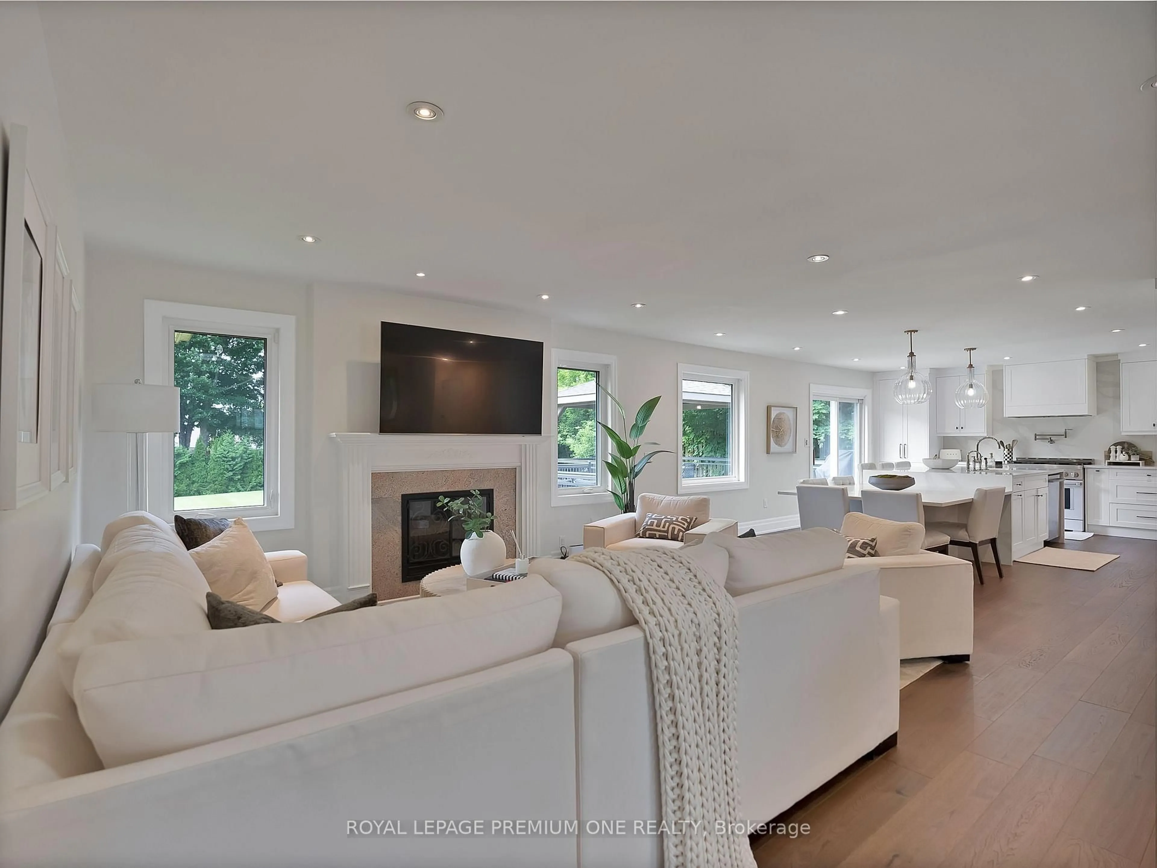 Living room with furniture, unknown for 27 Cain Crt, King Ontario L0G 1N0