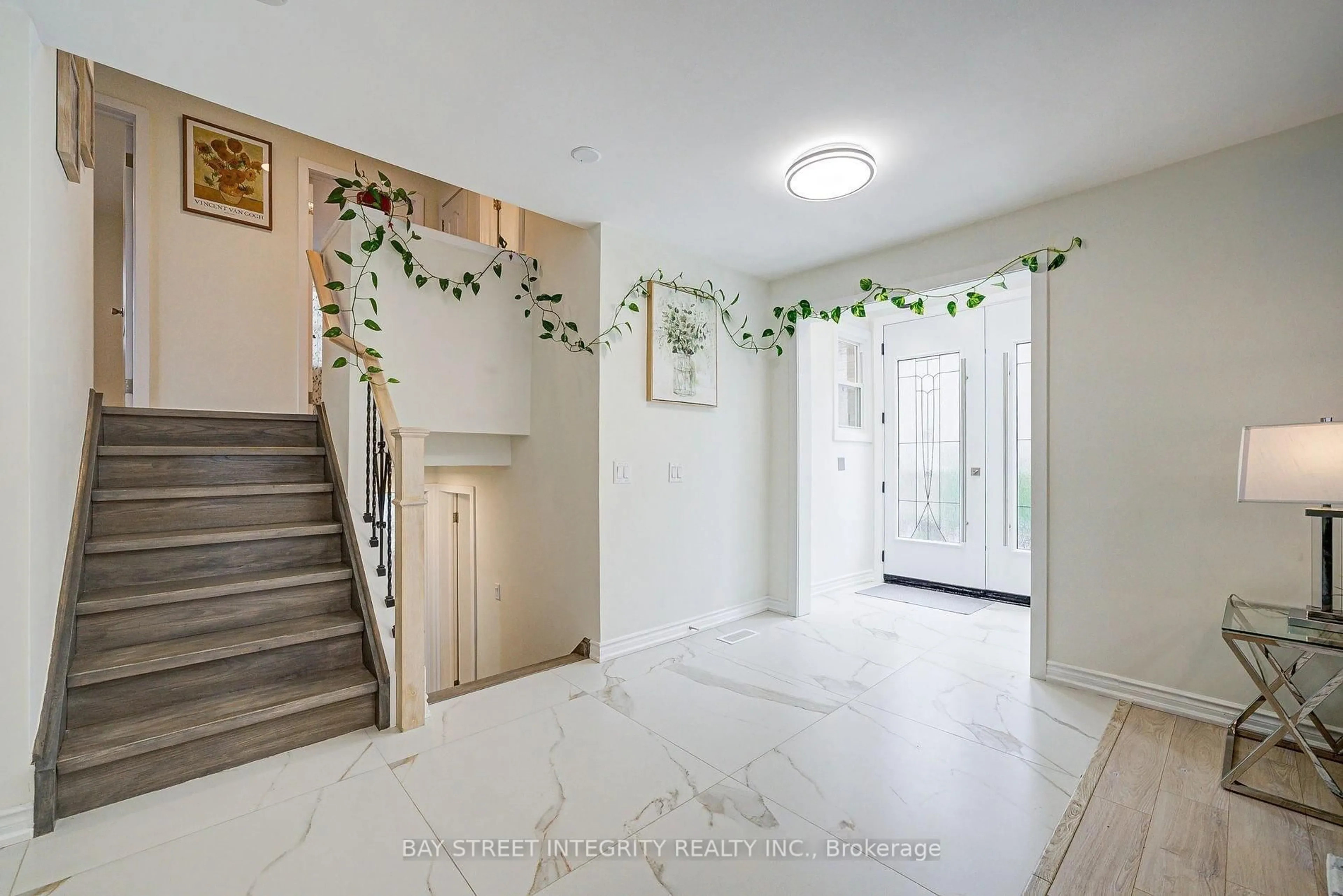 Indoor foyer for 16 Arrowflight Dr, Markham Ontario L3P 1S1