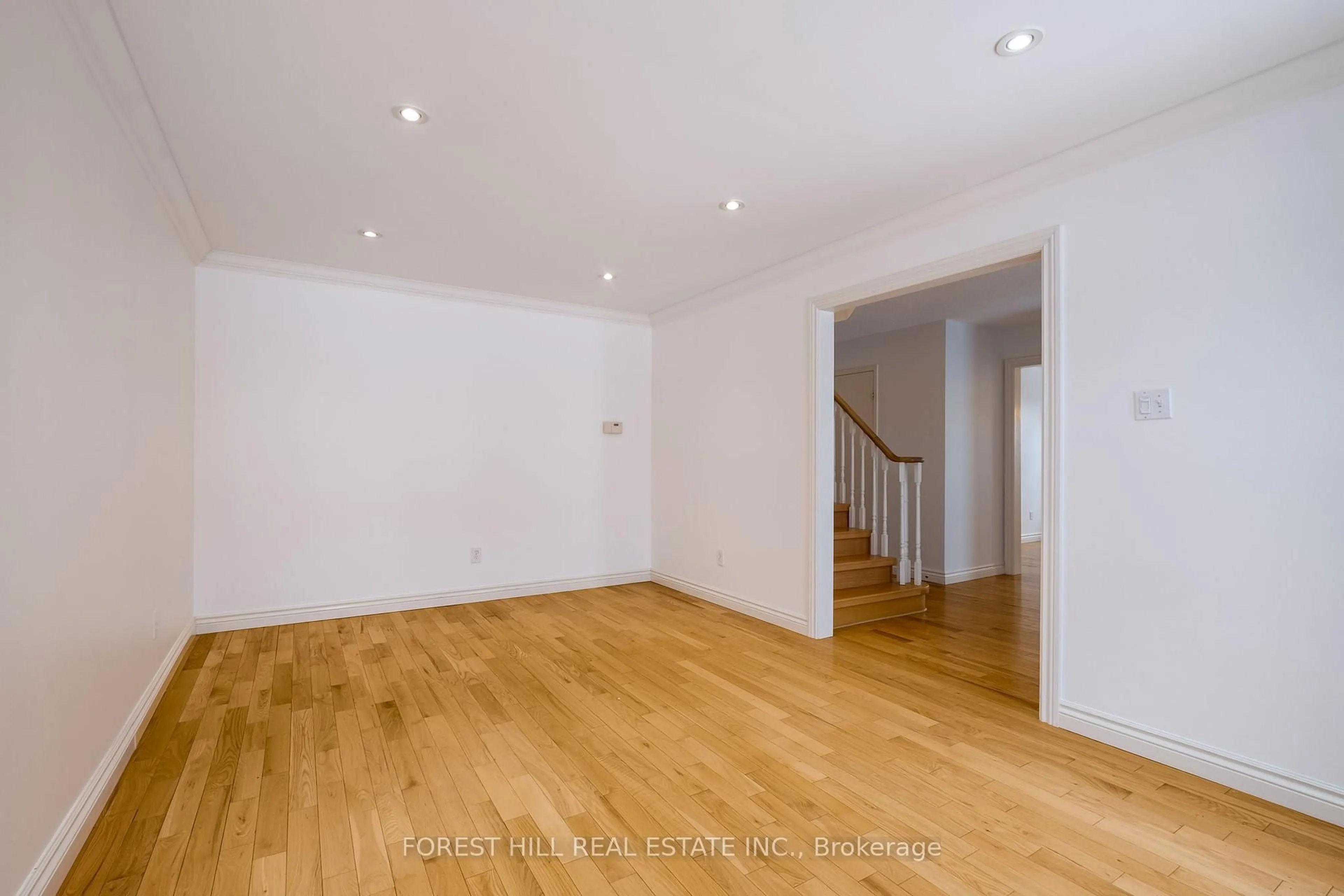 A pic of a room for 427 Mathews Crt, Newmarket Ontario L3X 1C9